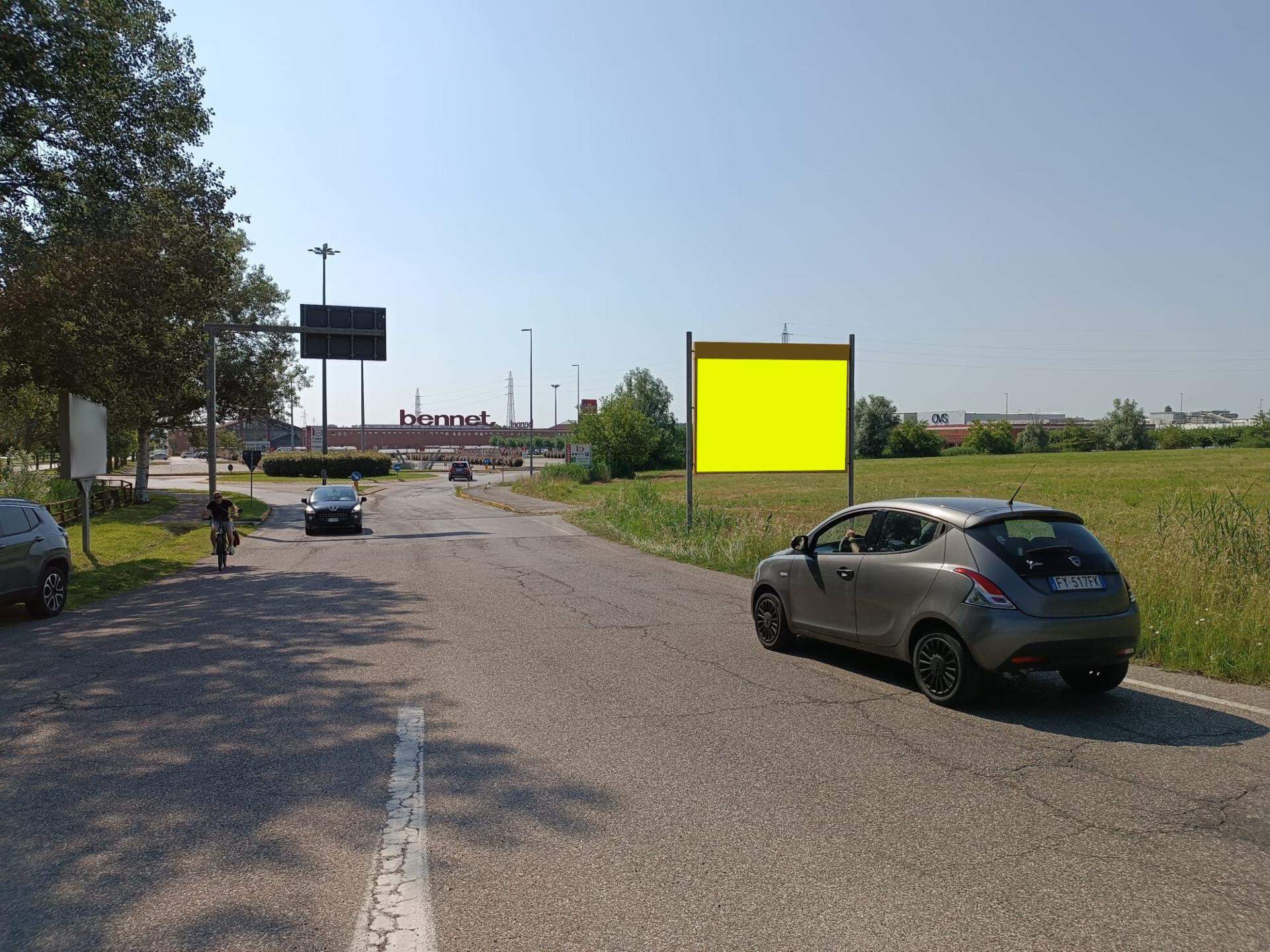 Impianto POSTER a Cento, in zona Centro Commerciale Bennet 