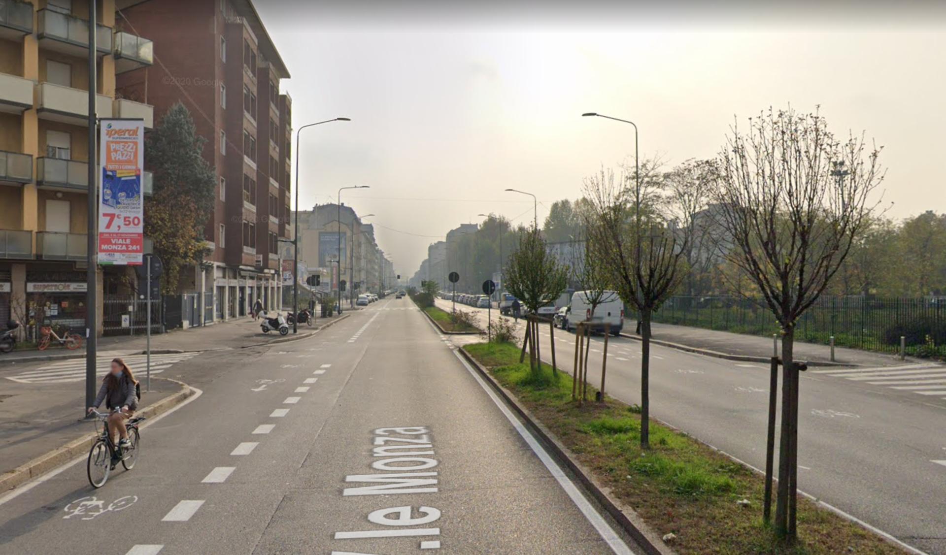 Impianto VERTICAL BANNER a Milano, in zona Capelli naturali