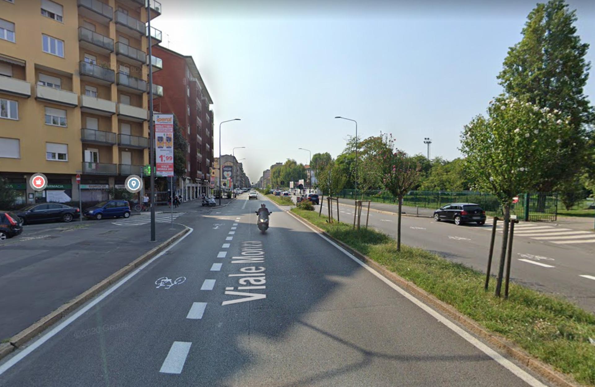 Impianto VERTICAL BANNER a Milano, in zona Capelli naturali