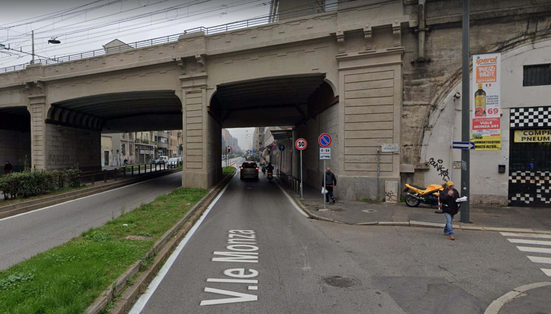 Impianto VERTICAL BANNER a Milano, in zona Due Chef