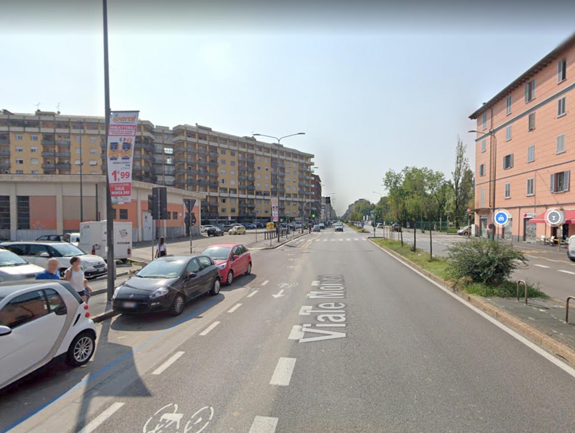 Impianto VERTICAL BANNER a Milano, in zona Oliva