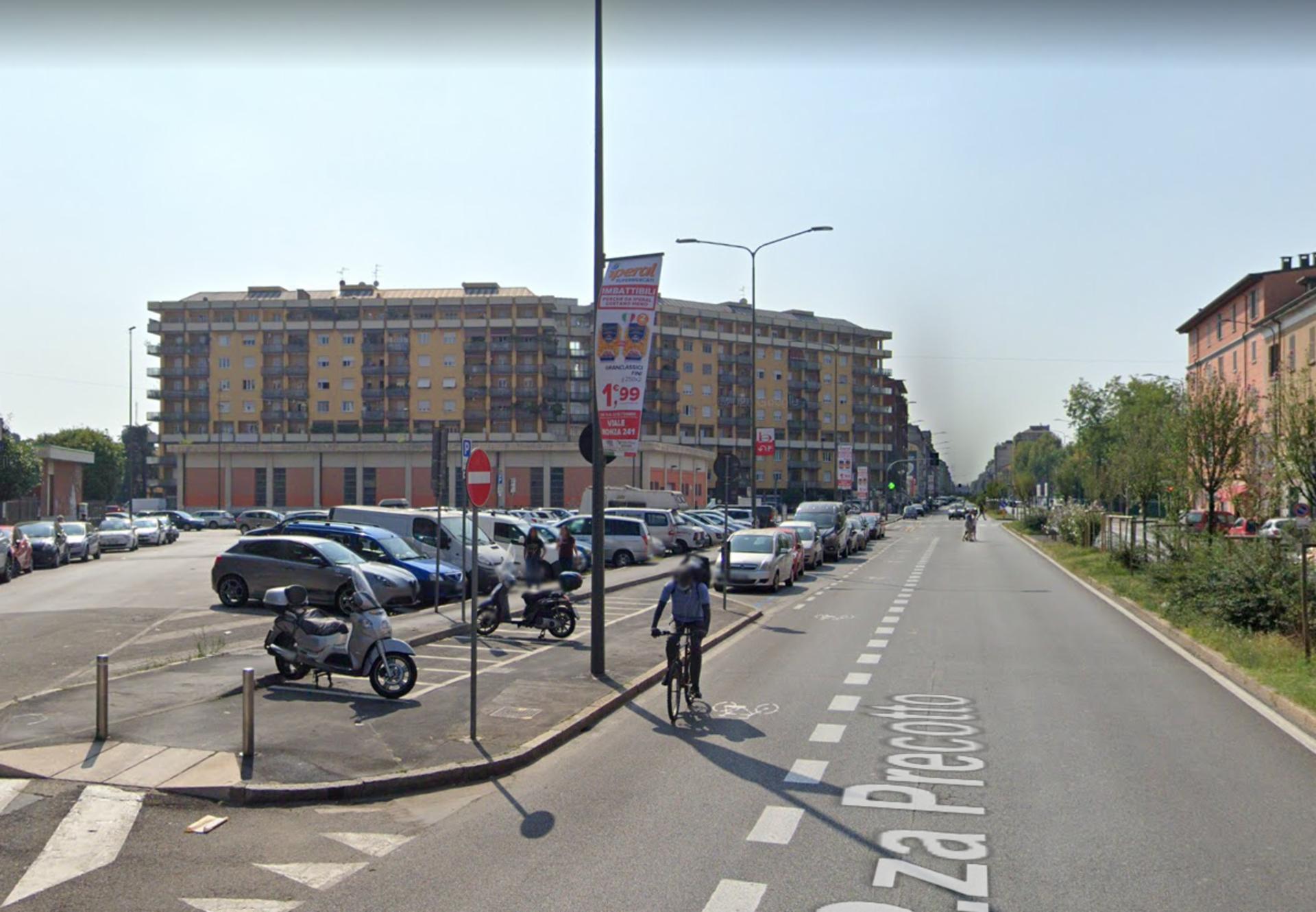 Impianto VERTICAL BANNER a Milano, in zona Viale Monza 237