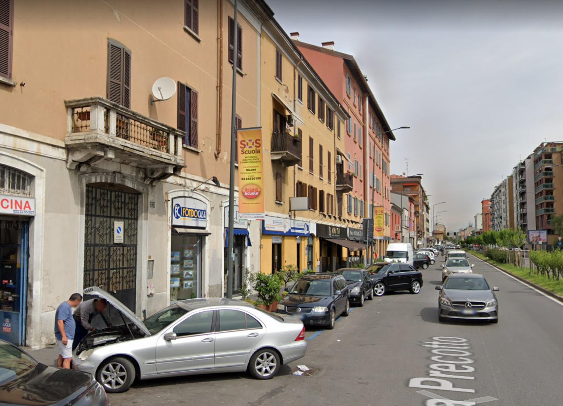 Impianto VERTICAL BANNER a Milano, in zona Oliva