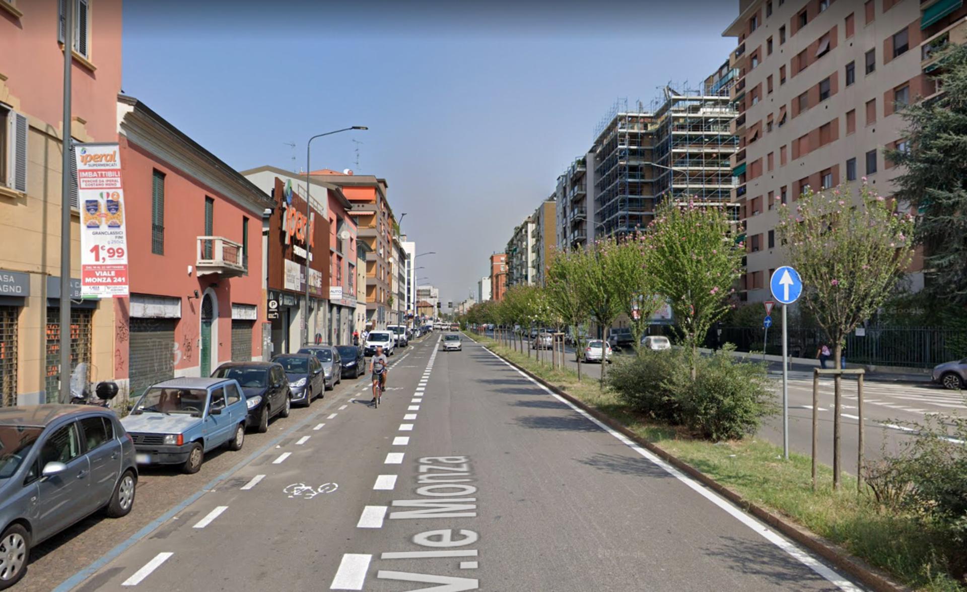 Impianto VERTICAL BANNER a Milano, in zona Oliva