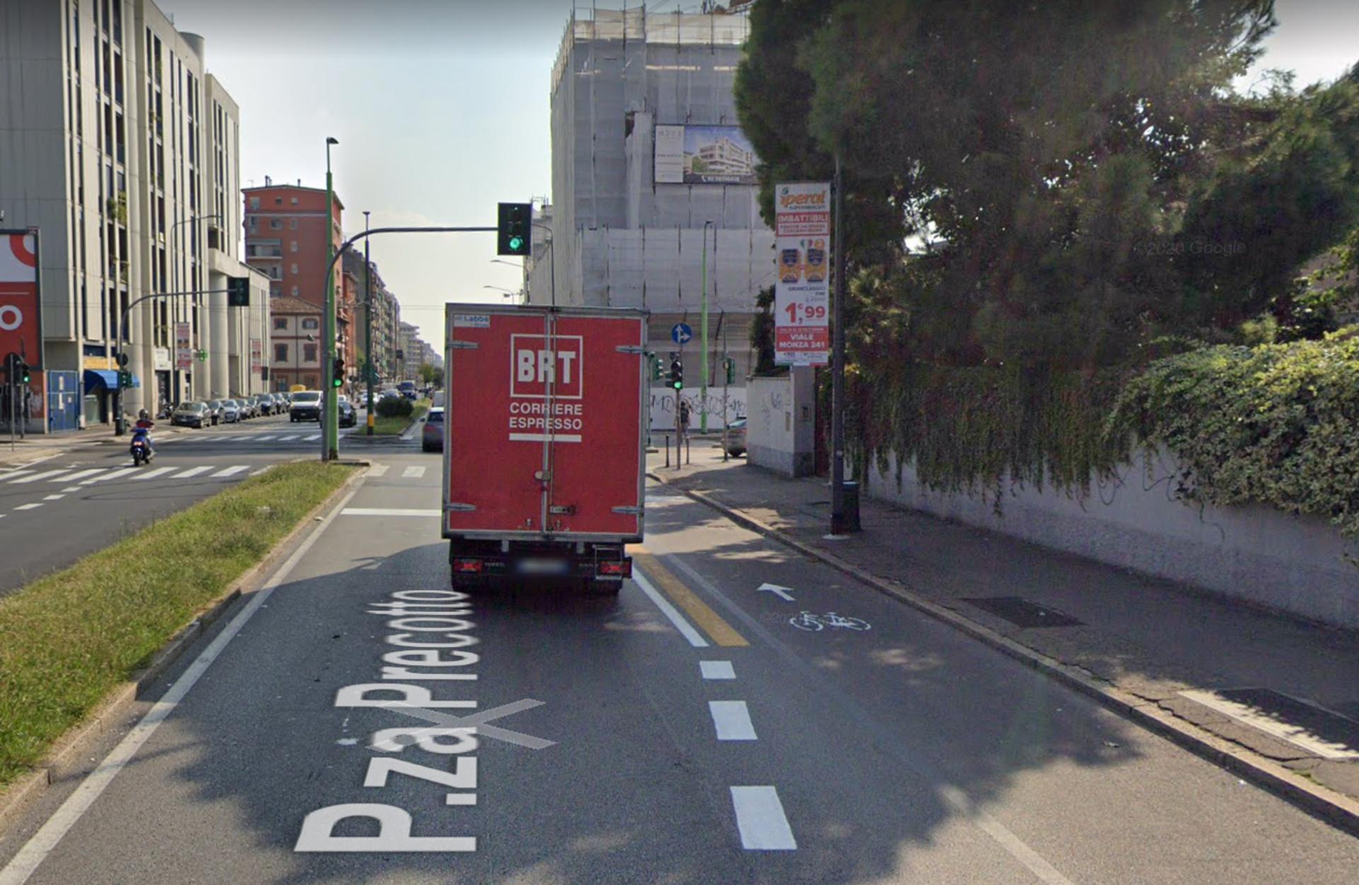 Impianto VERTICAL BANNER a Milano, in zona Kebap & pizza