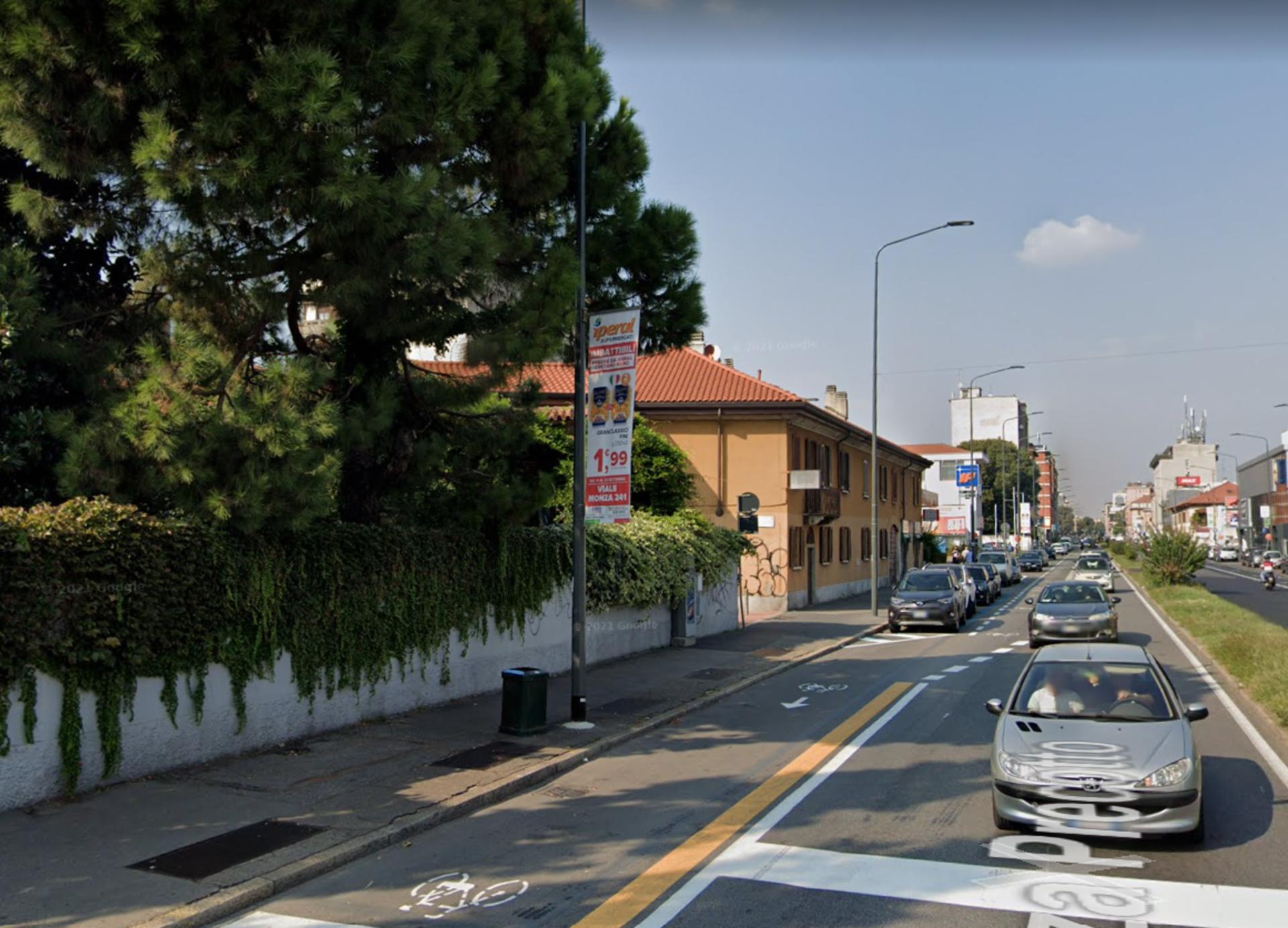 Impianto VERTICAL BANNER a Milano, in zona Kebap & pizza