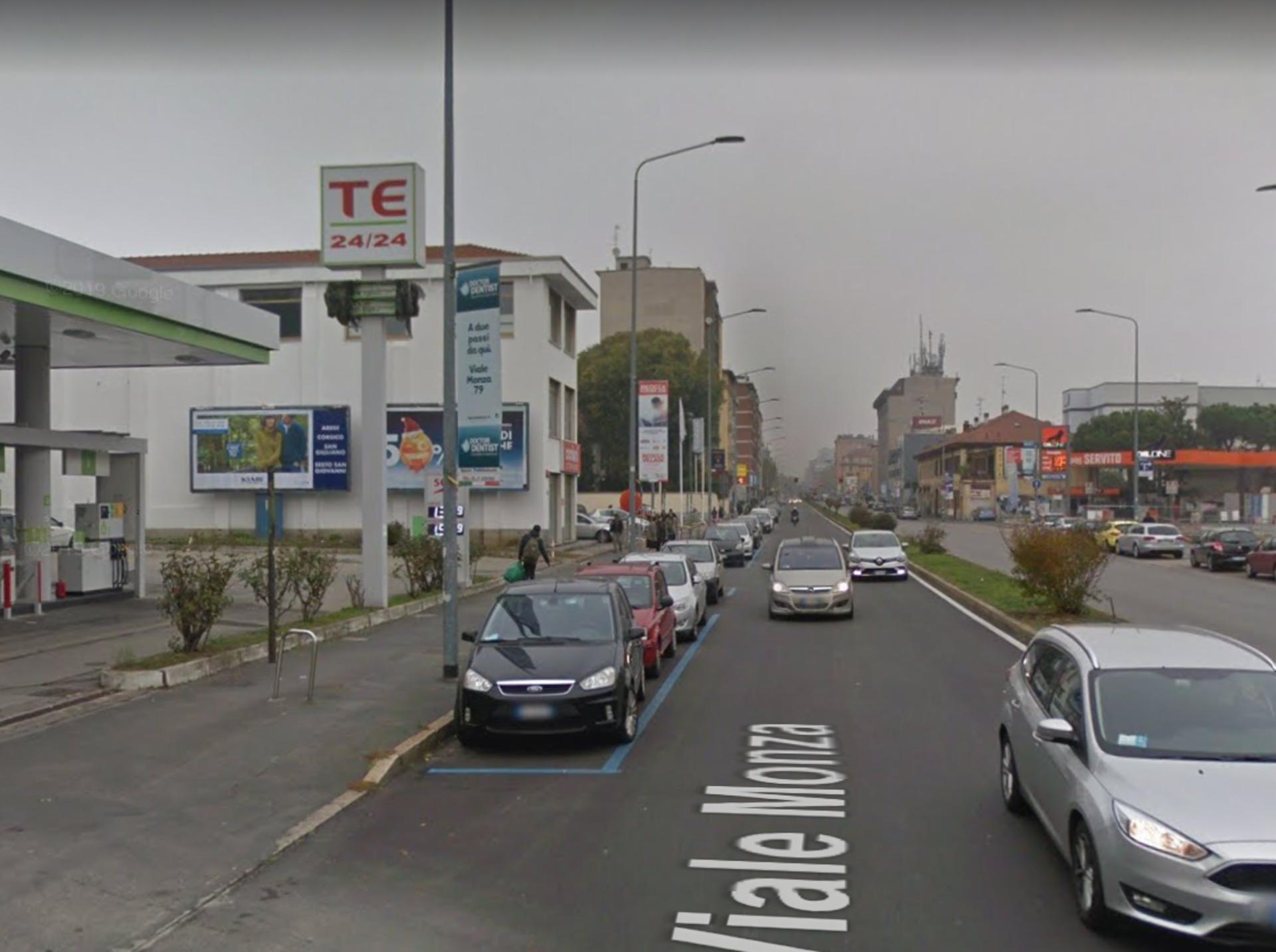 Impianto VERTICAL BANNER a Milano, in zona Sciura Maria