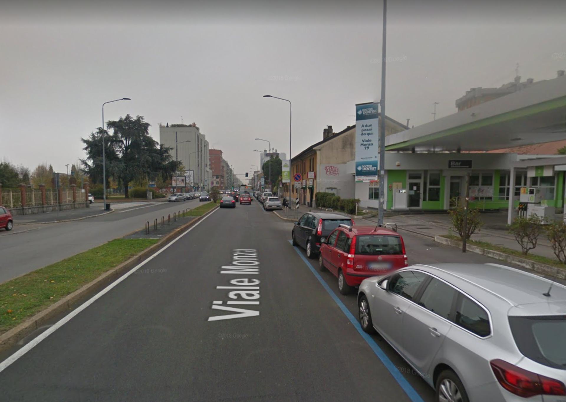 Impianto VERTICAL BANNER a Milano, in zona Sciura Maria