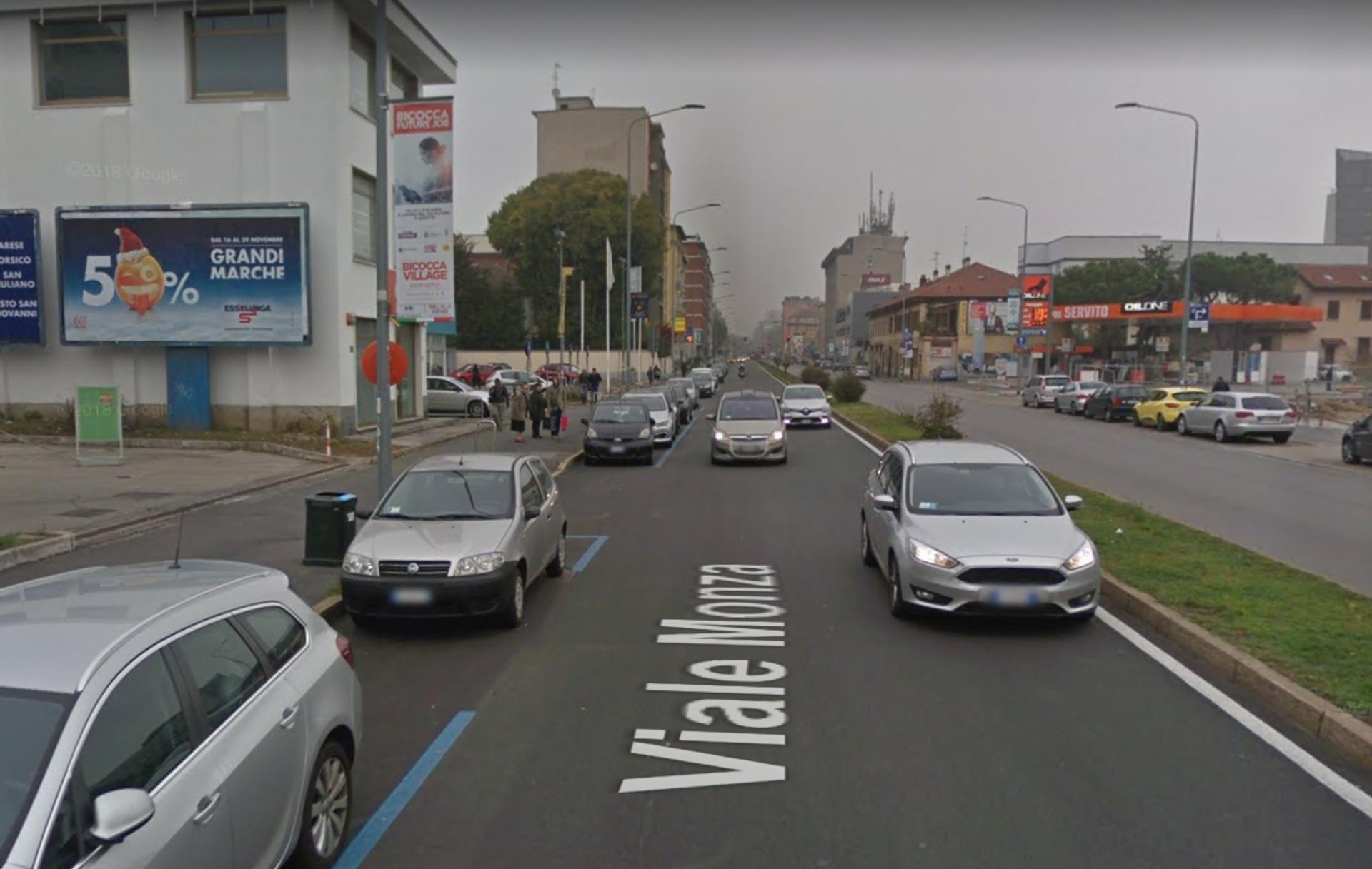 Impianto VERTICAL BANNER a Milano, in zona Sciura Maria
