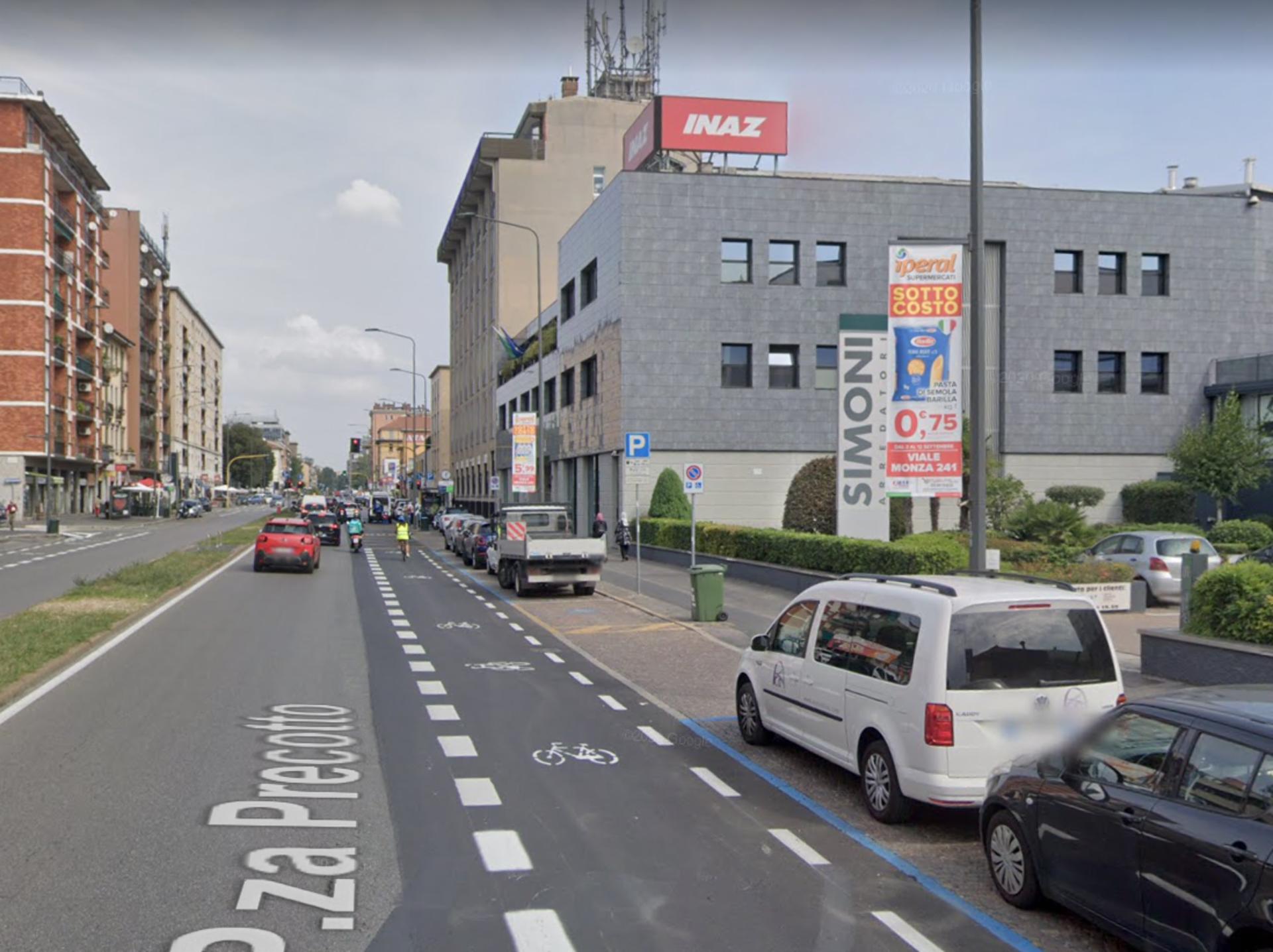 Impianto VERTICAL BANNER a Milano, in zona Sciura Maria