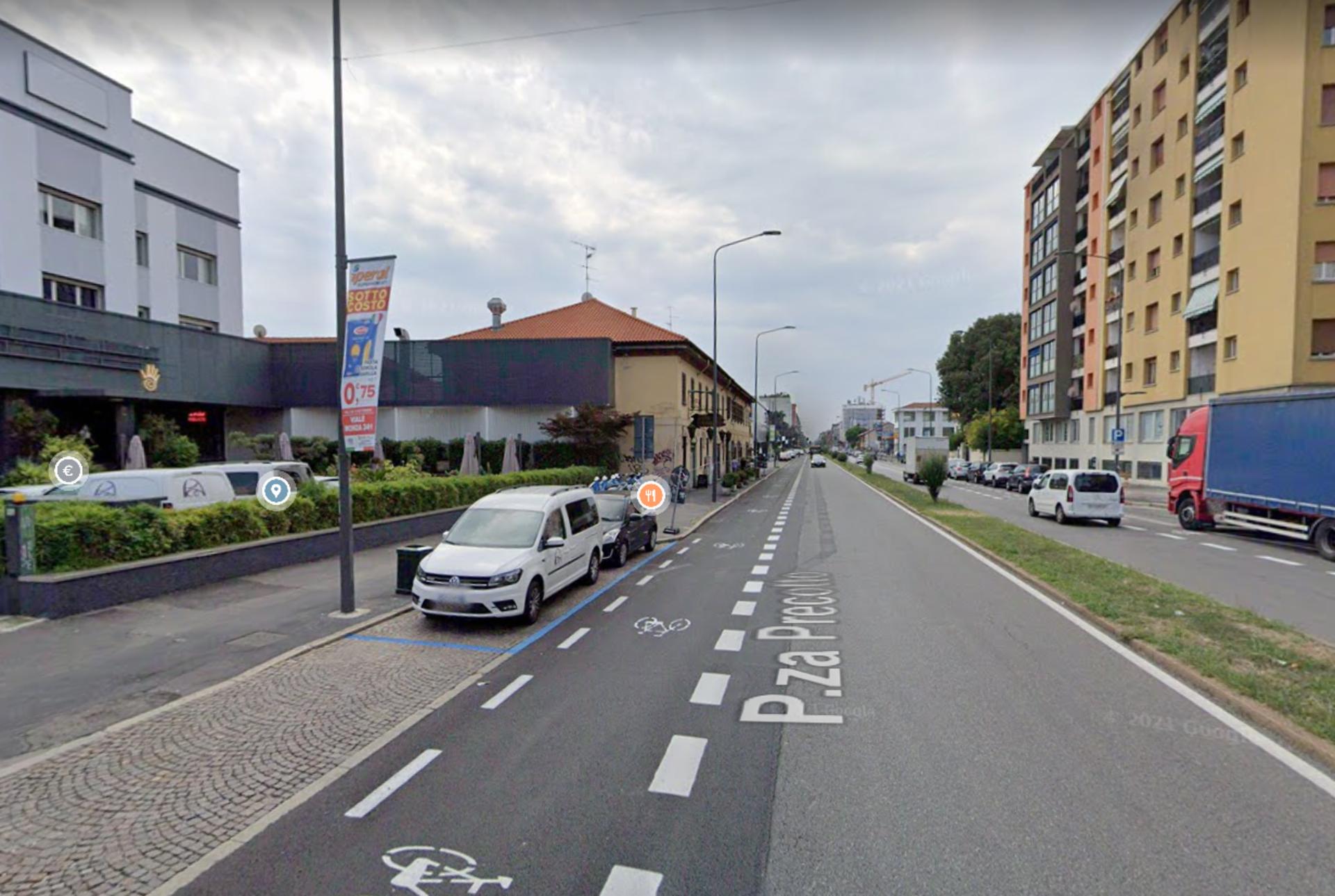 Impianto VERTICAL BANNER a Milano, in zona Sciura Maria