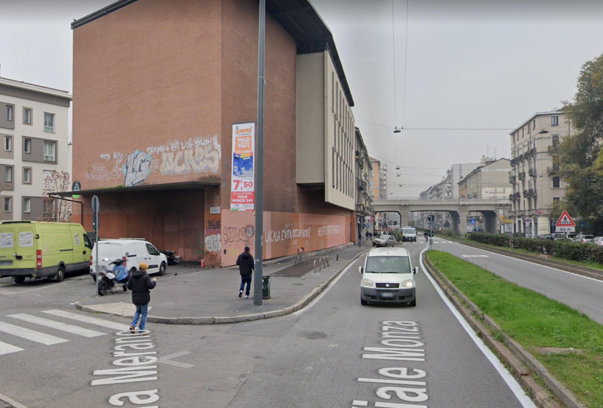 Impianto VERTICAL BANNER a Milano, in zona Due Chef