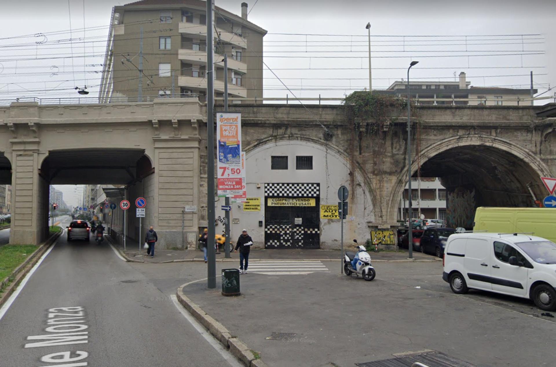 Impianto VERTICAL BANNER a Milano, in zona Due Chef