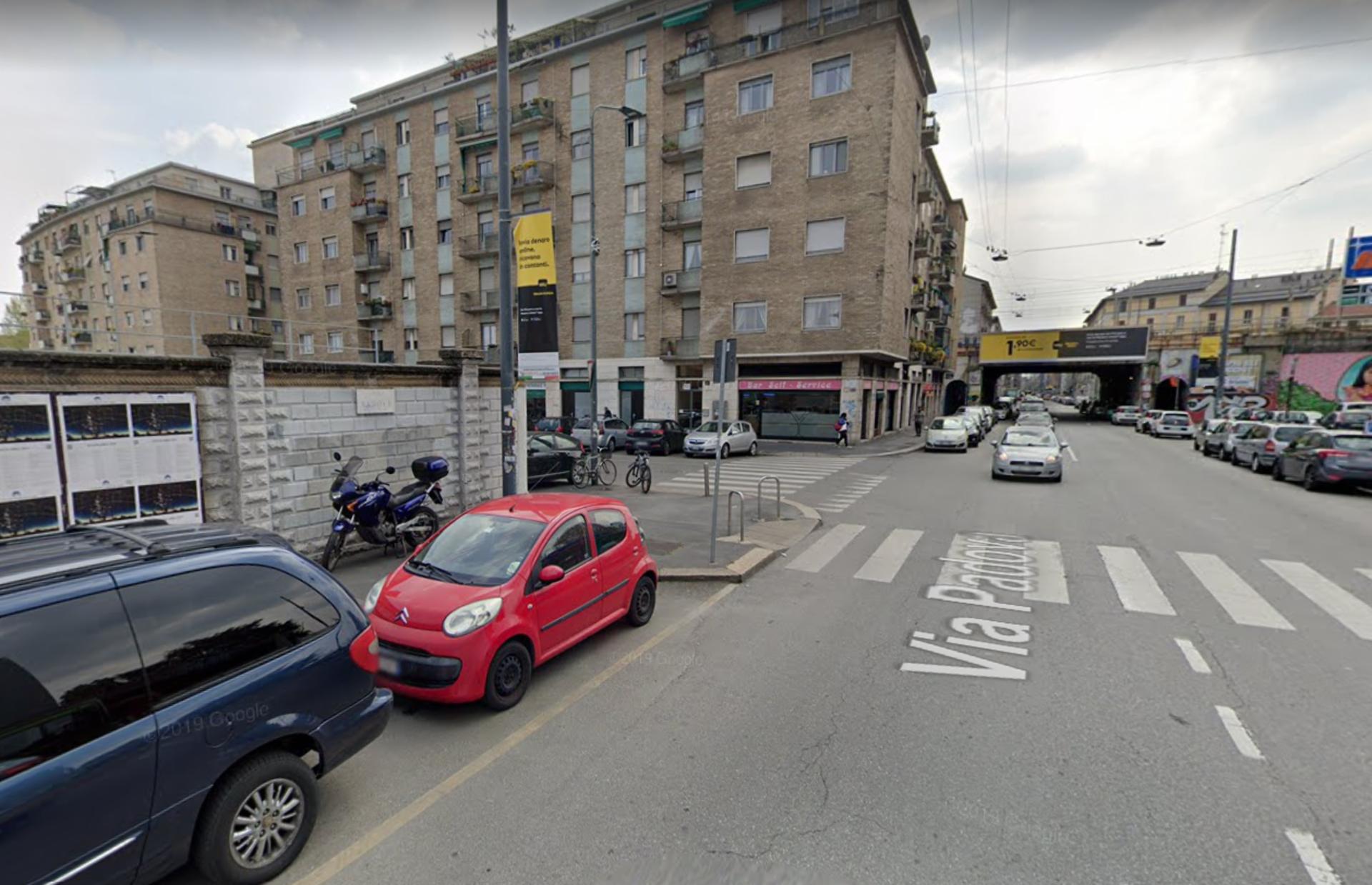 Impianto VERTICAL BANNER a Milano, in zona Metropolis dischi