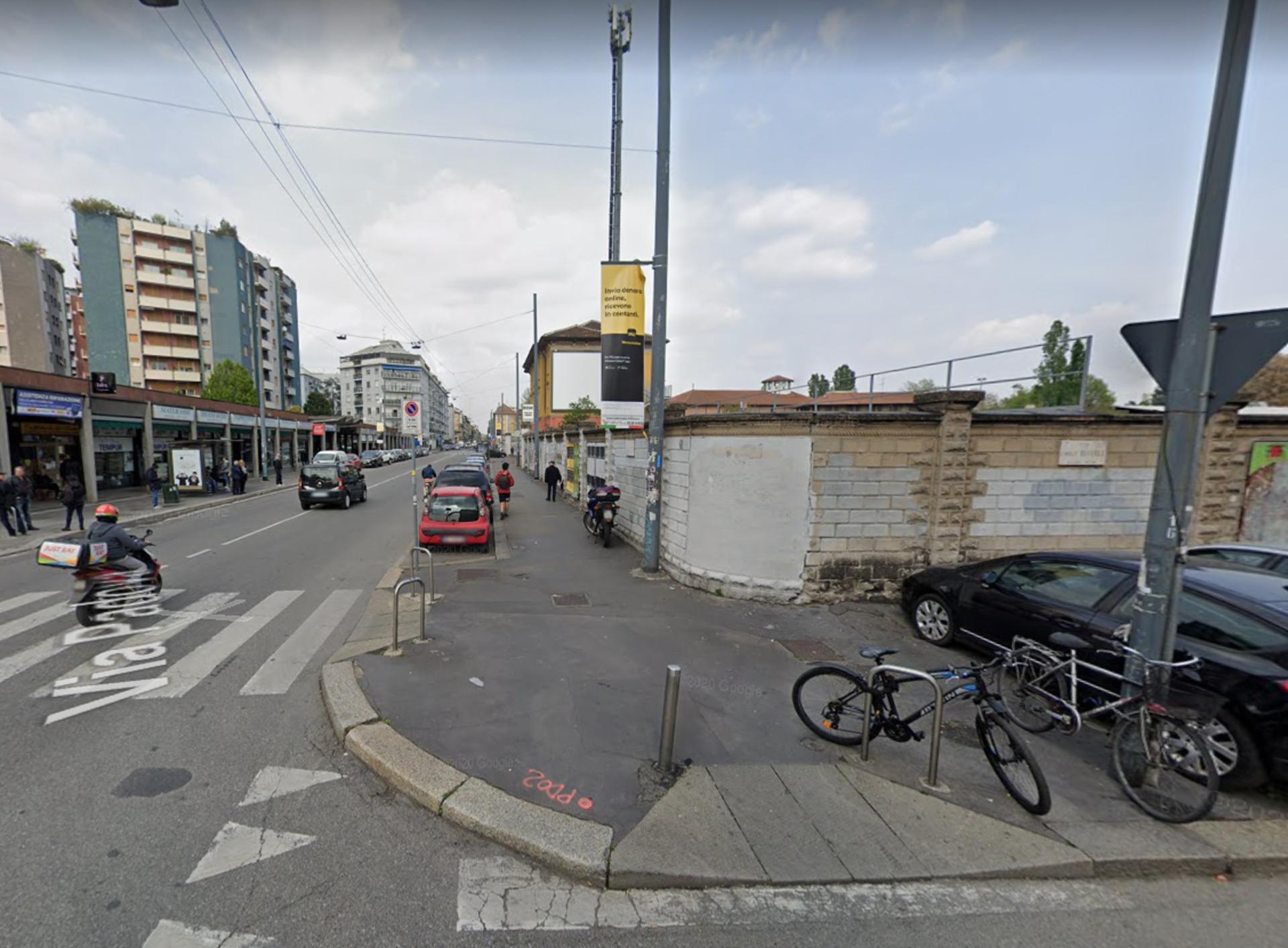 Impianto VERTICAL BANNER a Milano, in zona Metropolis dischi