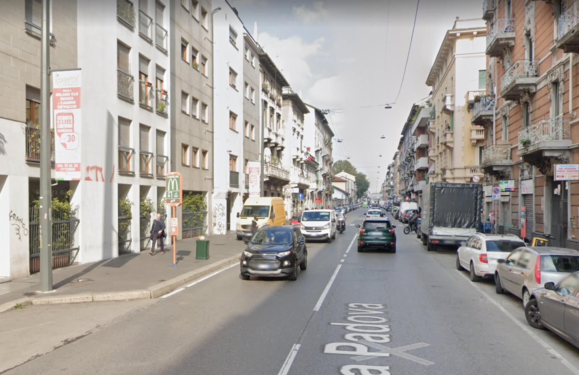 Impianto VERTICAL BANNER a Milano, in zona Tentazioni Donna