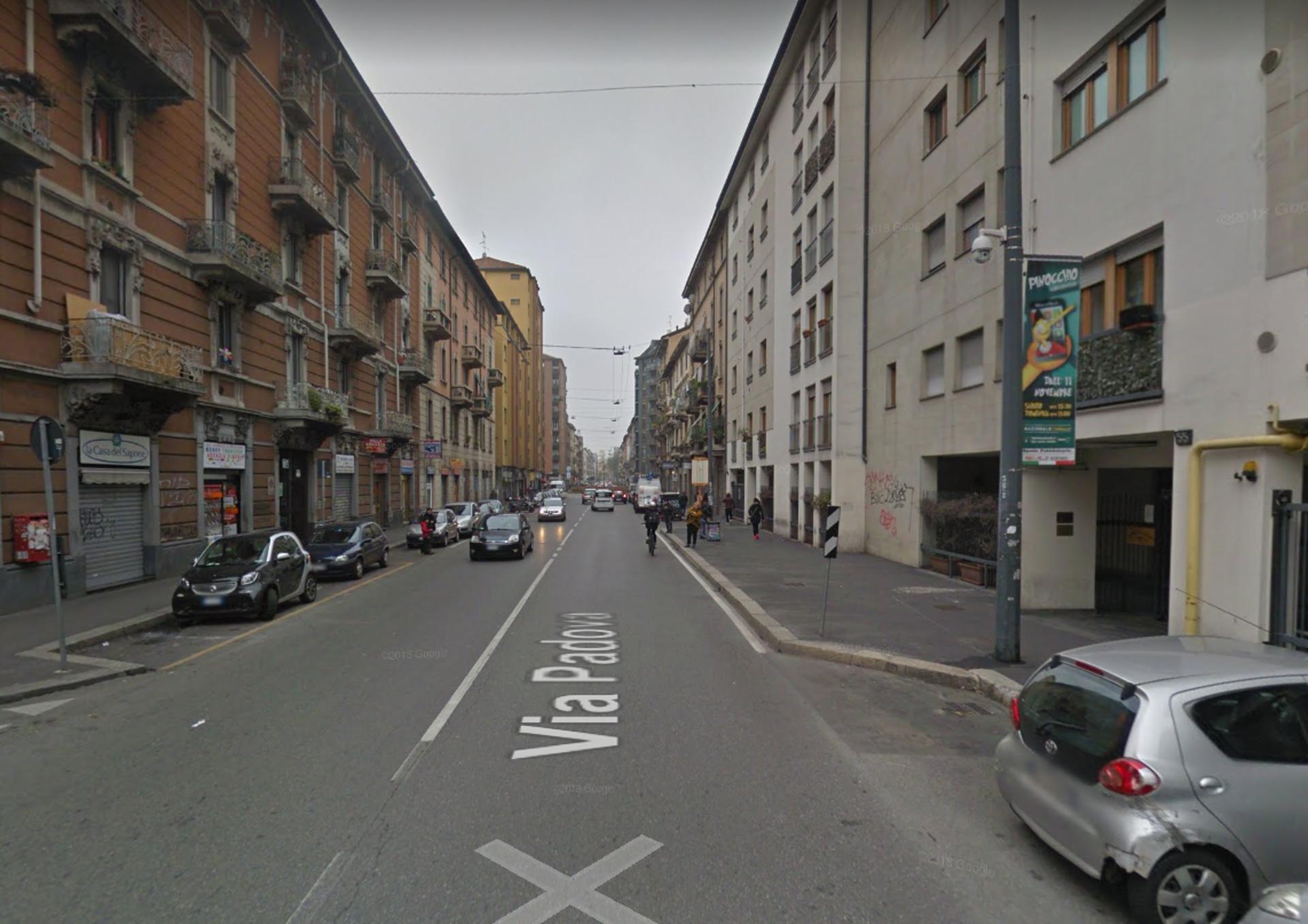 Impianto VERTICAL BANNER a Milano, in zona Franchi di Scarpa Giuseppe