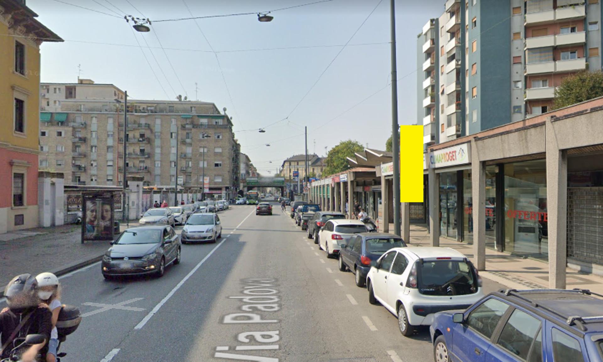Impianto VERTICAL BANNER a Milano, in zona Scrupoli