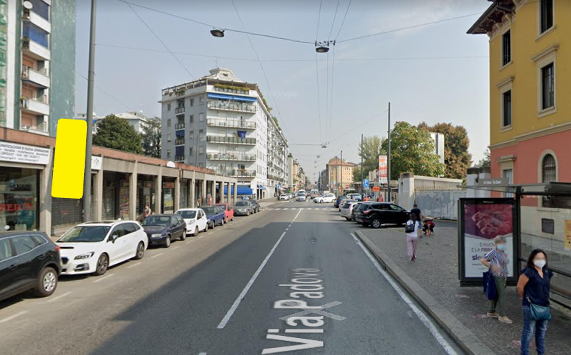 Impianto VERTICAL BANNER a Milano, in zona Scrupoli