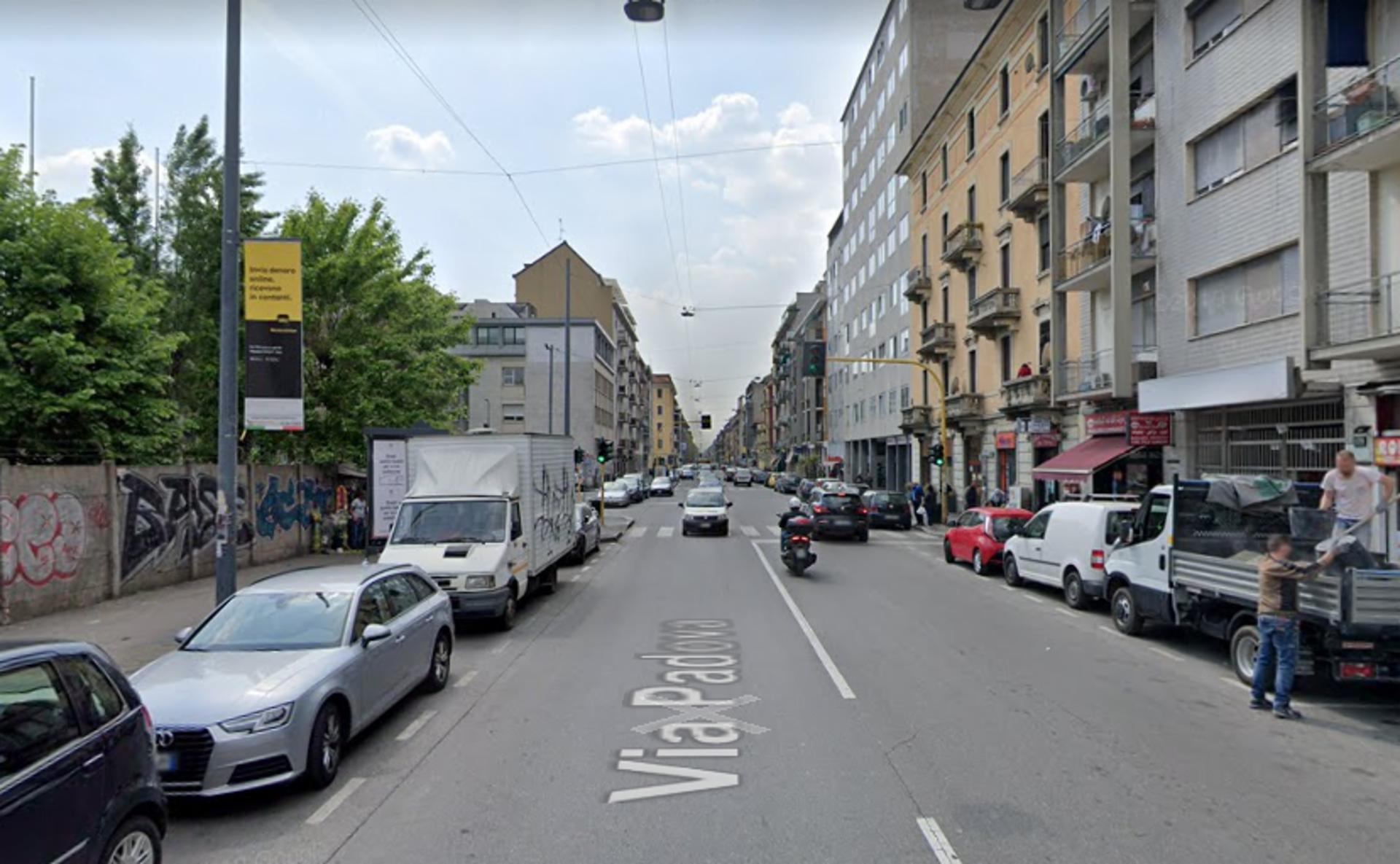 Impianto VERTICAL BANNER a Milano, in zona Aladins