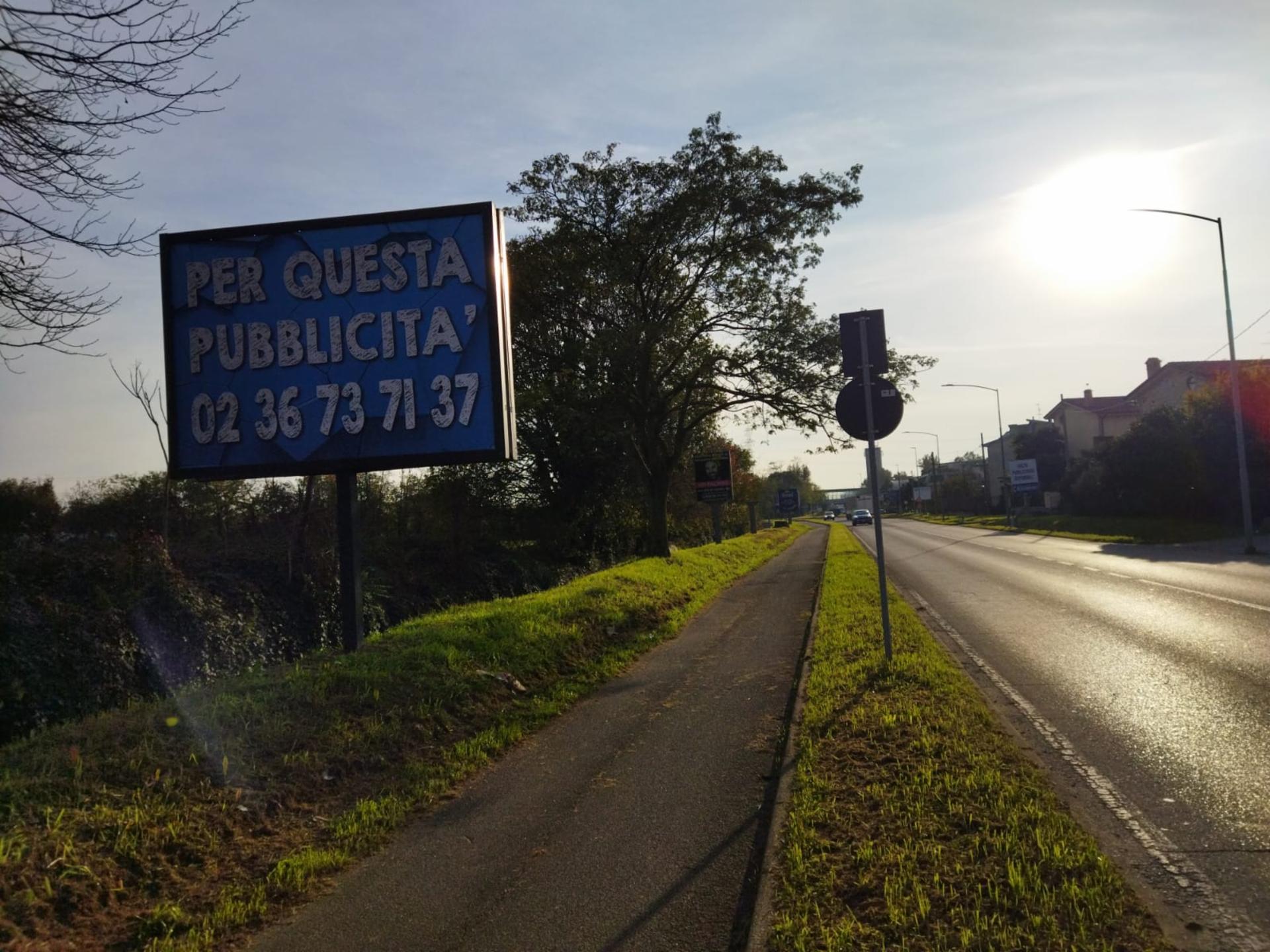 Impianto a Viale Lombardia f.te civ. 367 - 30 mt prima e dopo cartelli pubblicitari IPAS dir. Monza  Brugherio