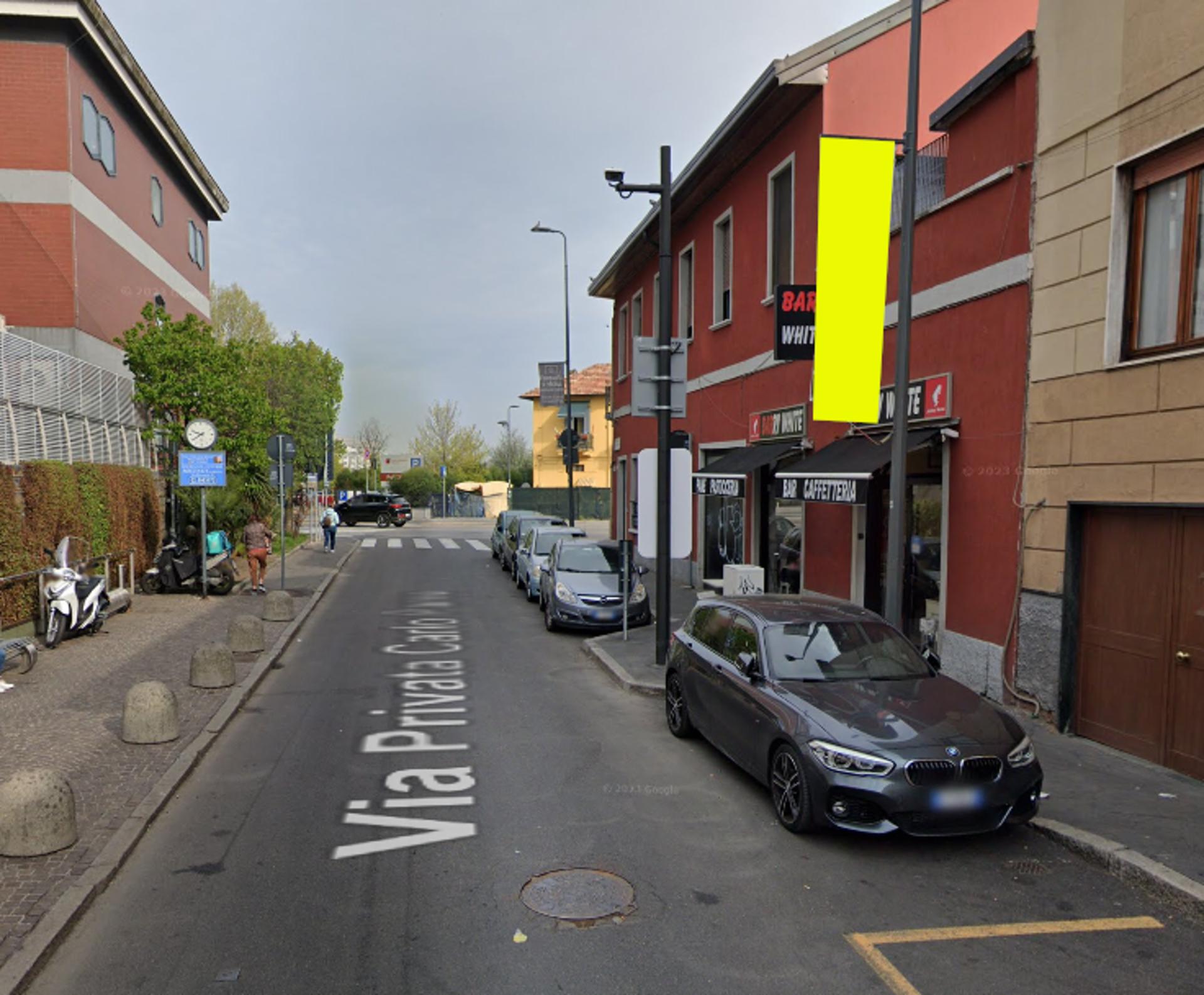 Impianto VERTICAL BANNER a Milano, in zona Bagutto