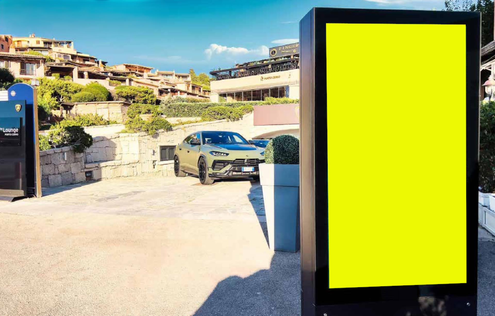 Impianto TOTEM DIGITALE a Arzachena, in zona Dolce & Gabbana