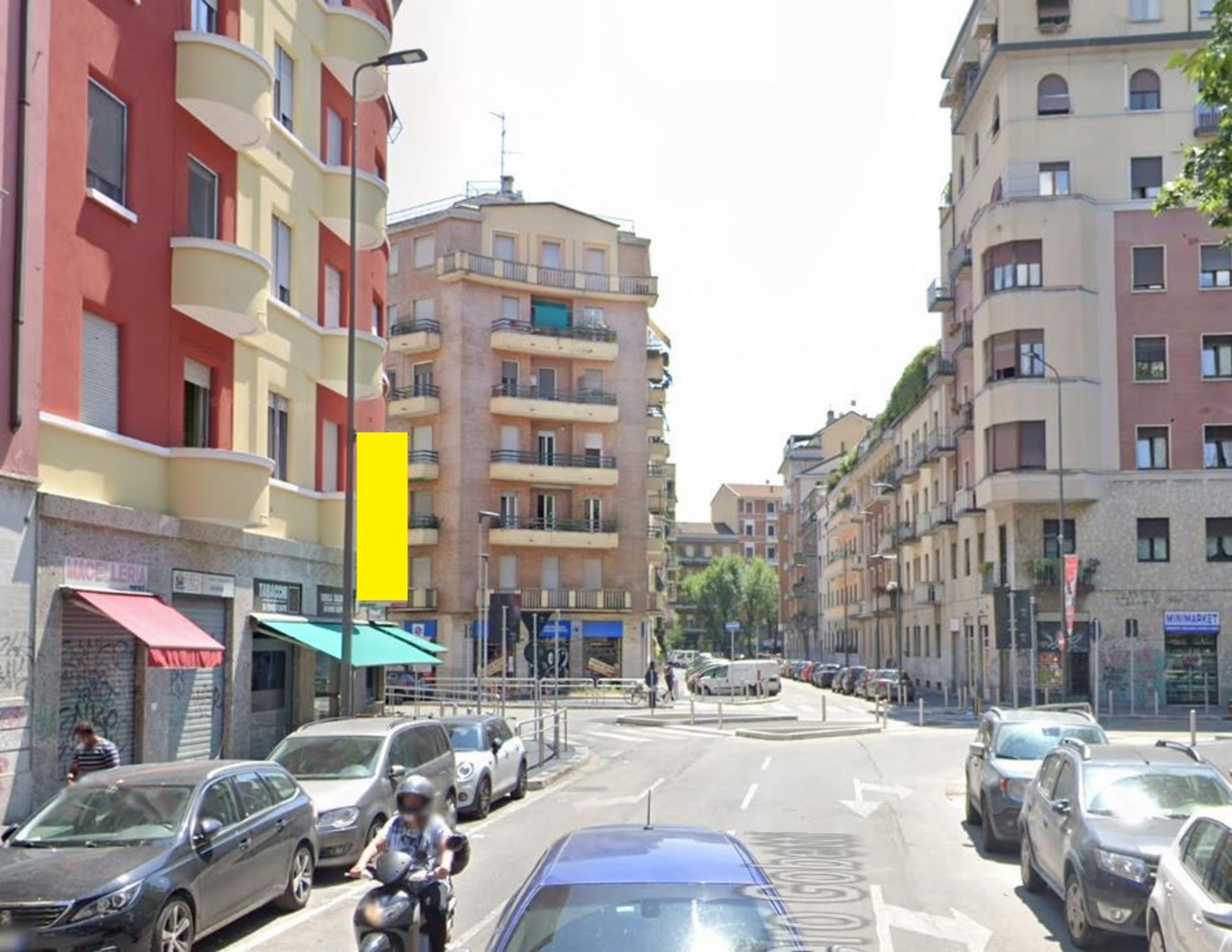 Impianto VERTICAL BANNER a Milano, in zona Weimei