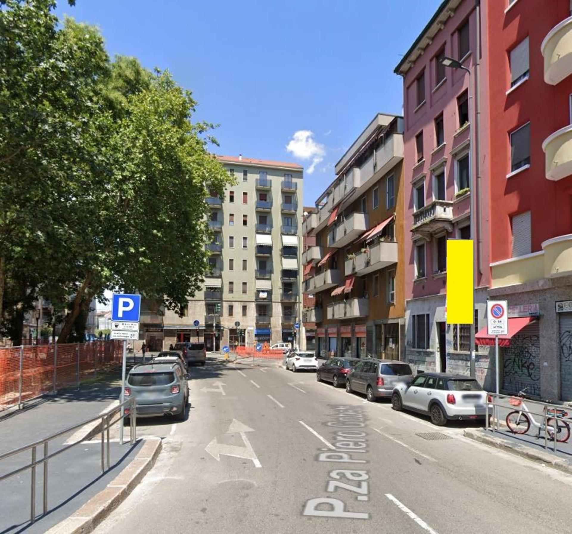 Impianto VERTICAL BANNER a Milano, in zona Weimei