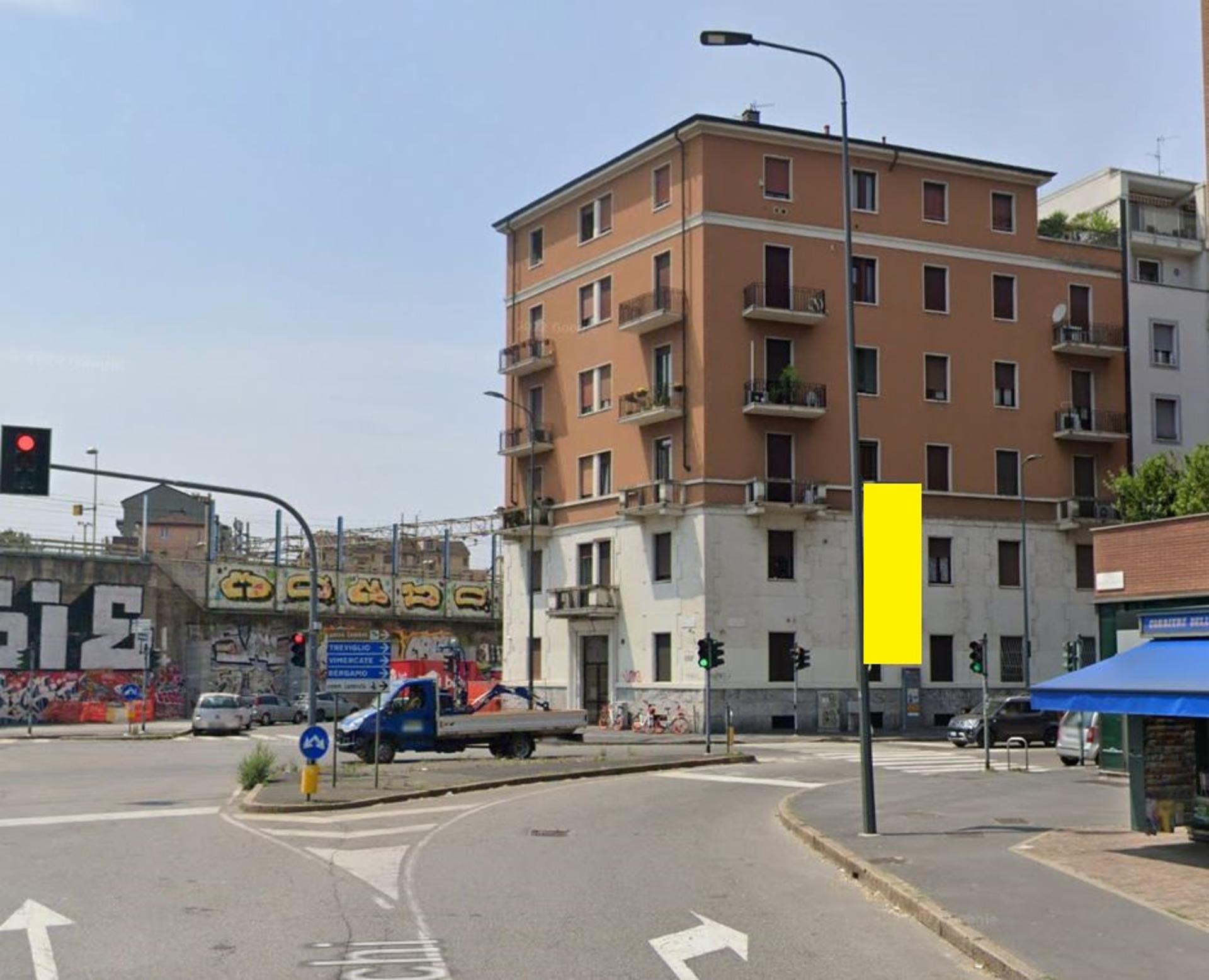 Impianto VERTICAL BANNER a Milano, in zona El Hornero