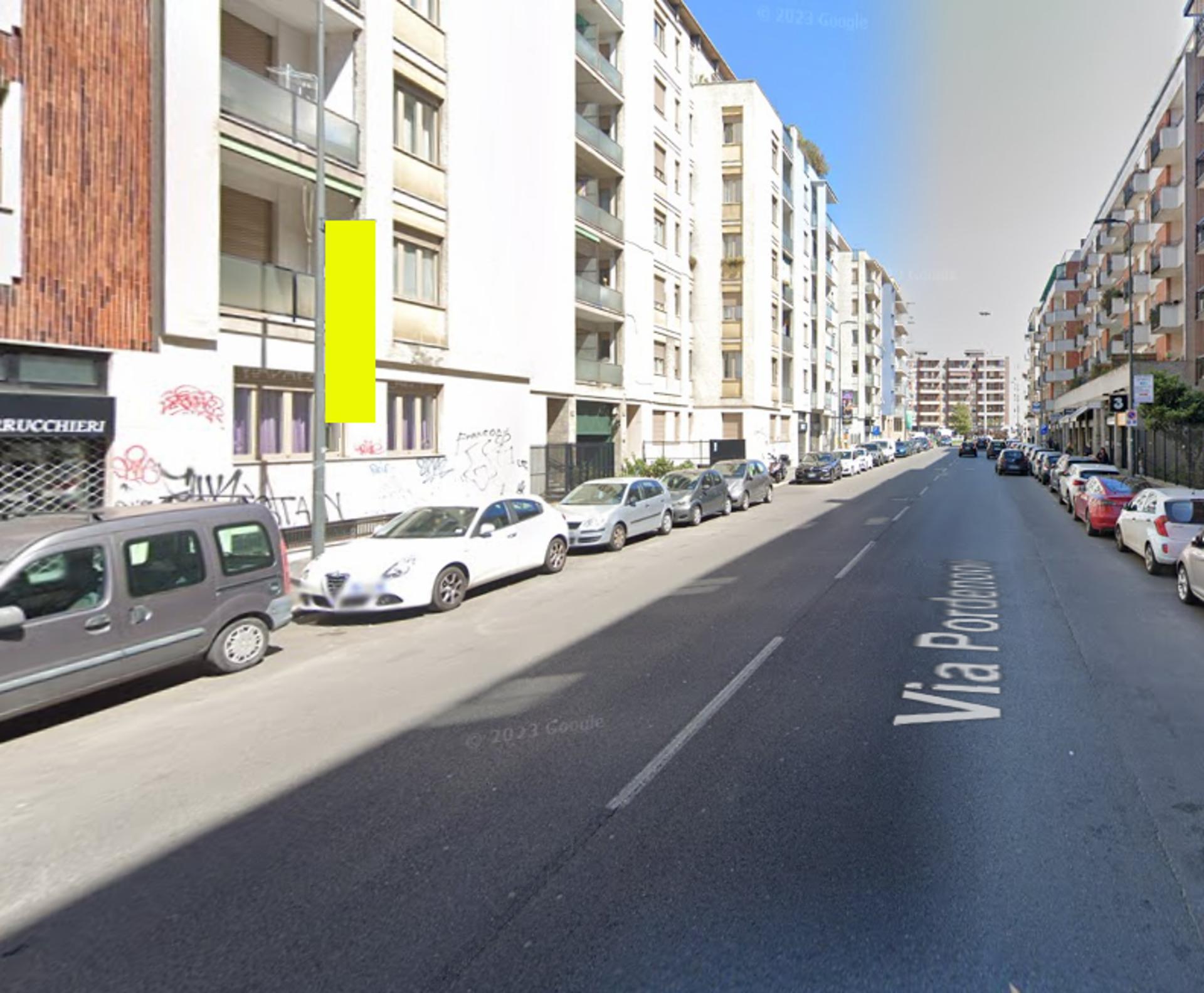 Impianto VERTICAL BANNER a Milano, in zona Peter Bar
