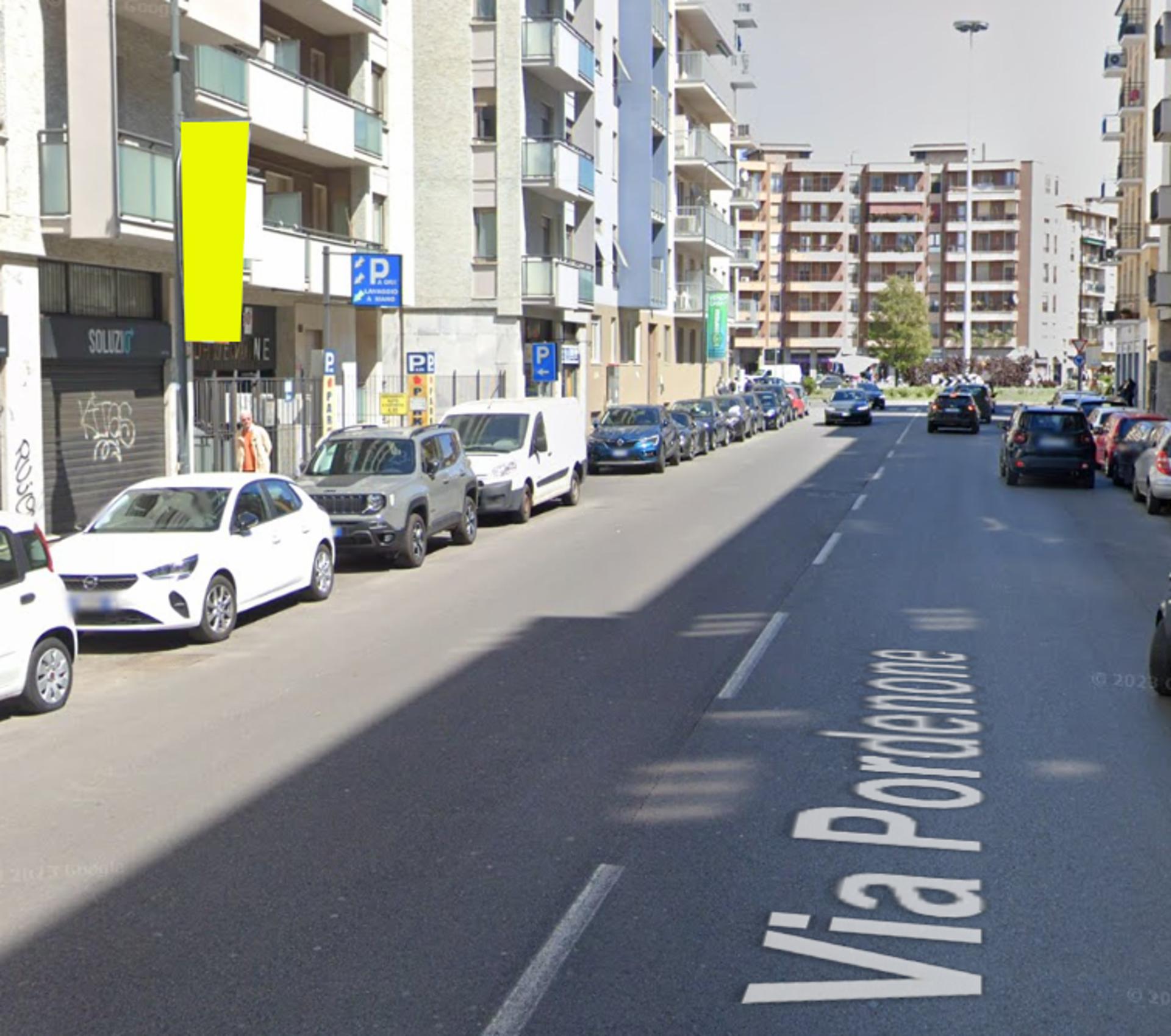 Impianto VERTICAL BANNER a Milano, in zona Peter Bar