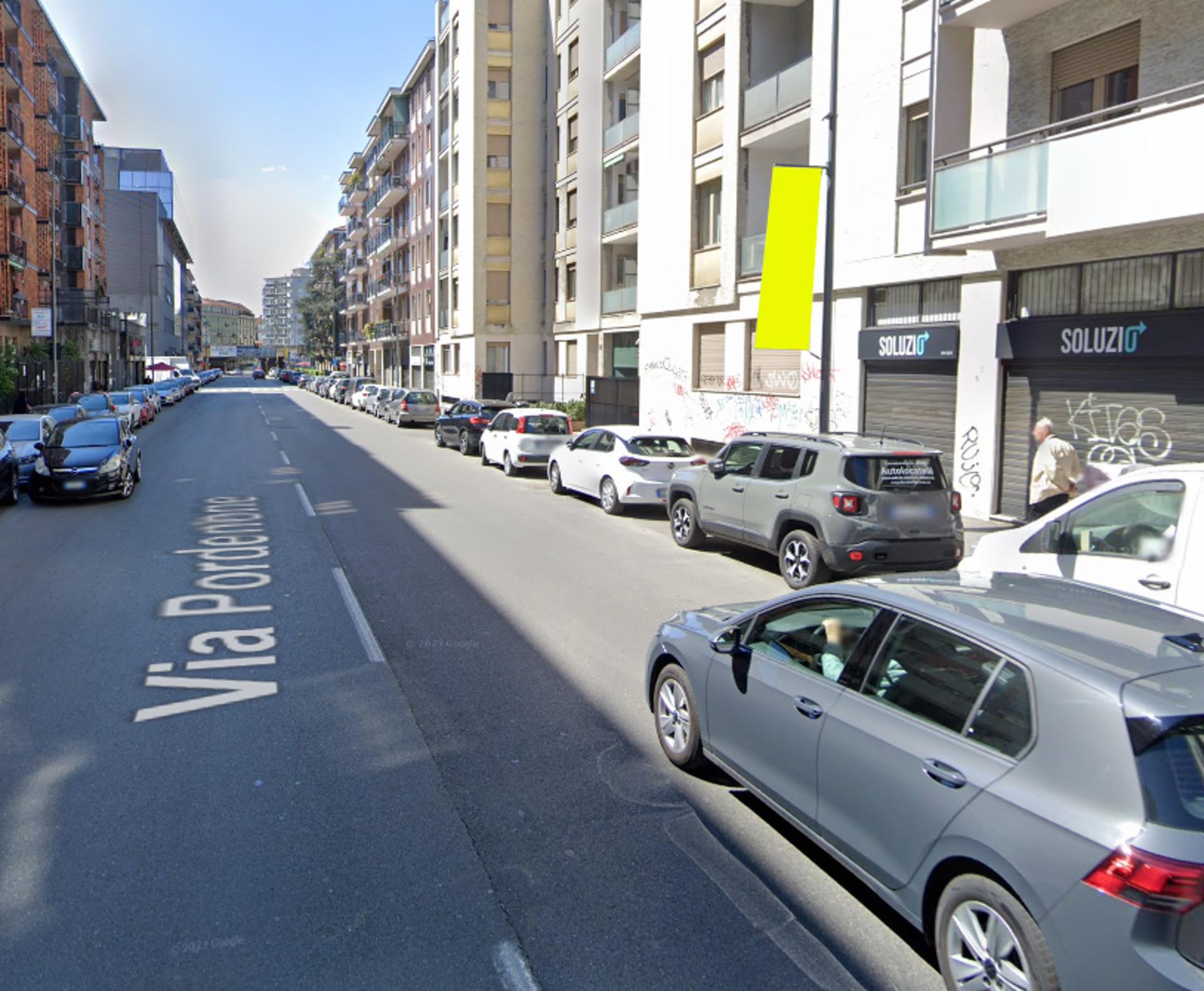 Impianto VERTICAL BANNER a Milano, in zona Peter Bar