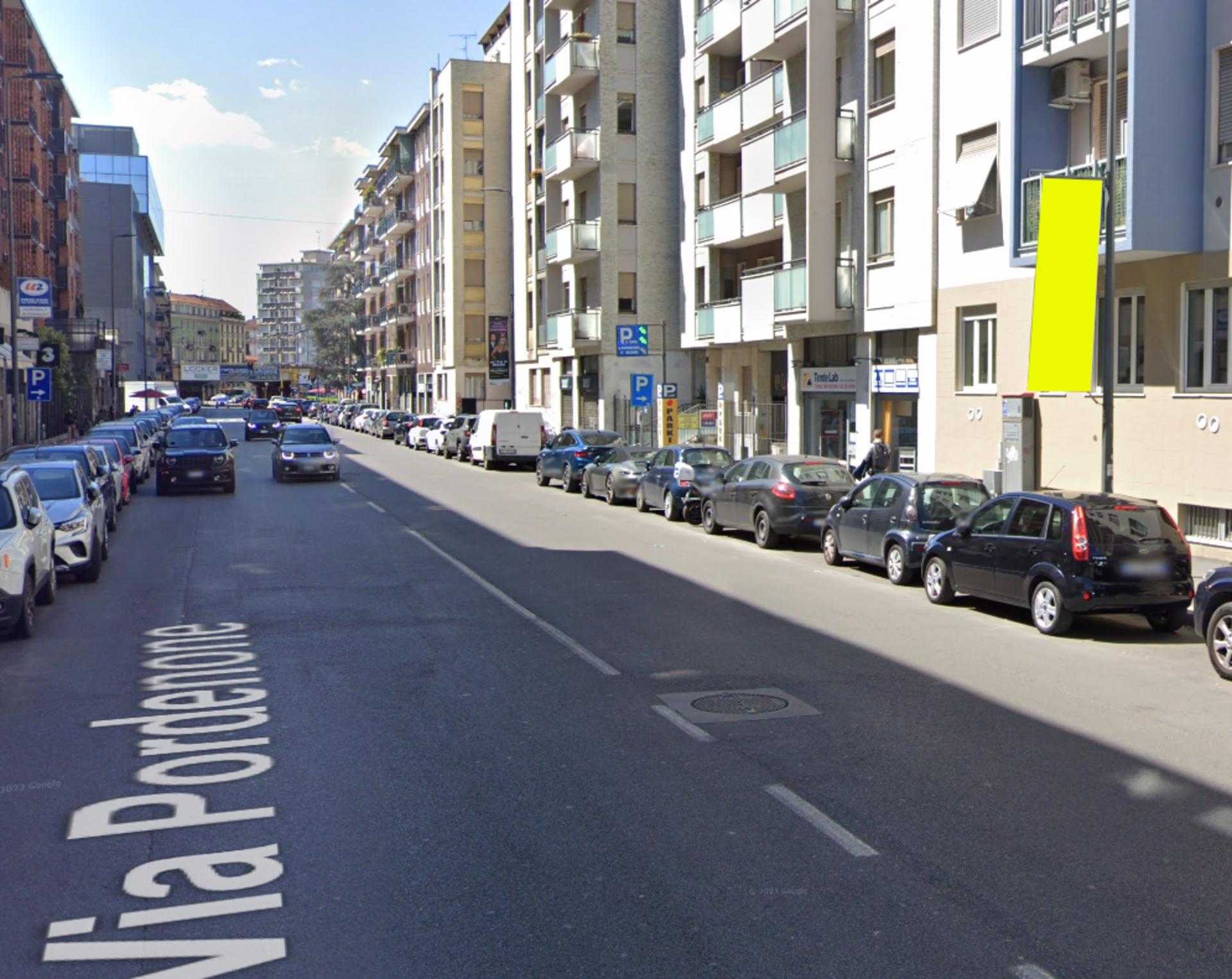 Impianto VERTICAL BANNER a Milano, in zona Bar Tabacchi Udine
