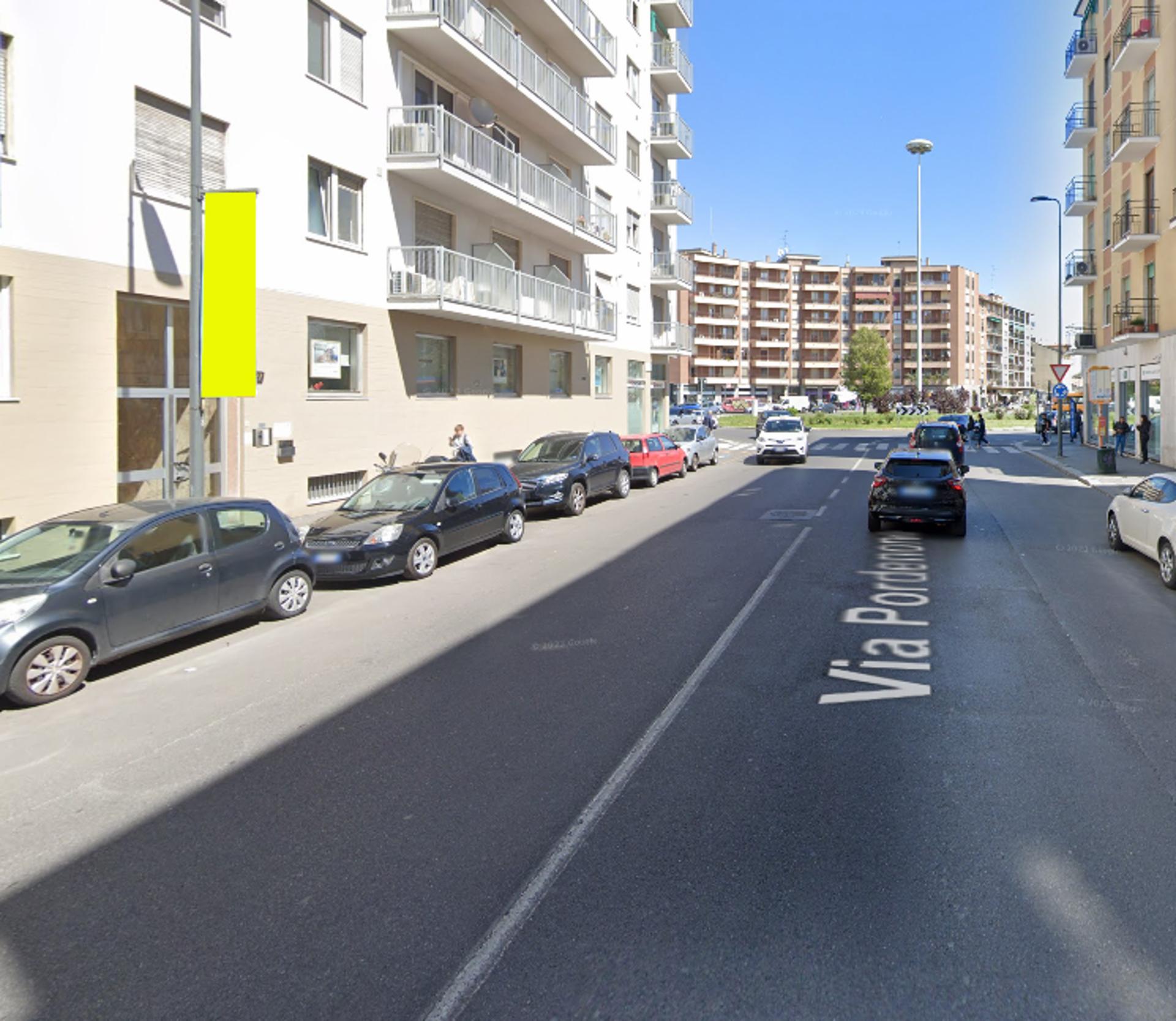 Impianto VERTICAL BANNER a Milano, in zona Bar Tabacchi Udine