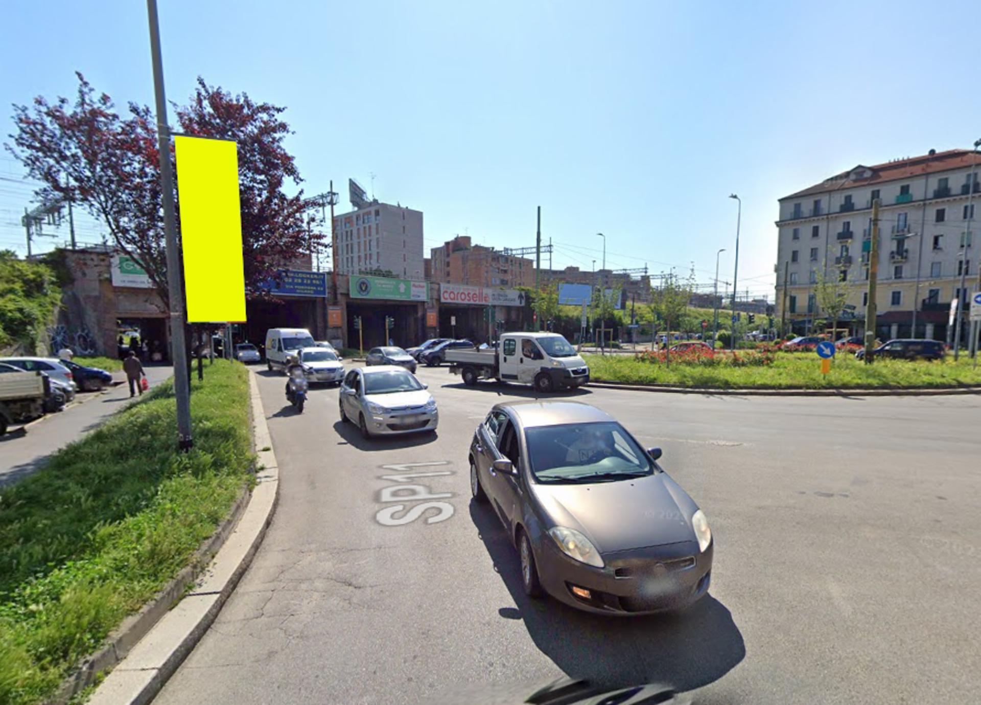 Impianto VERTICAL BANNER a Milano, in zona In's Mercato