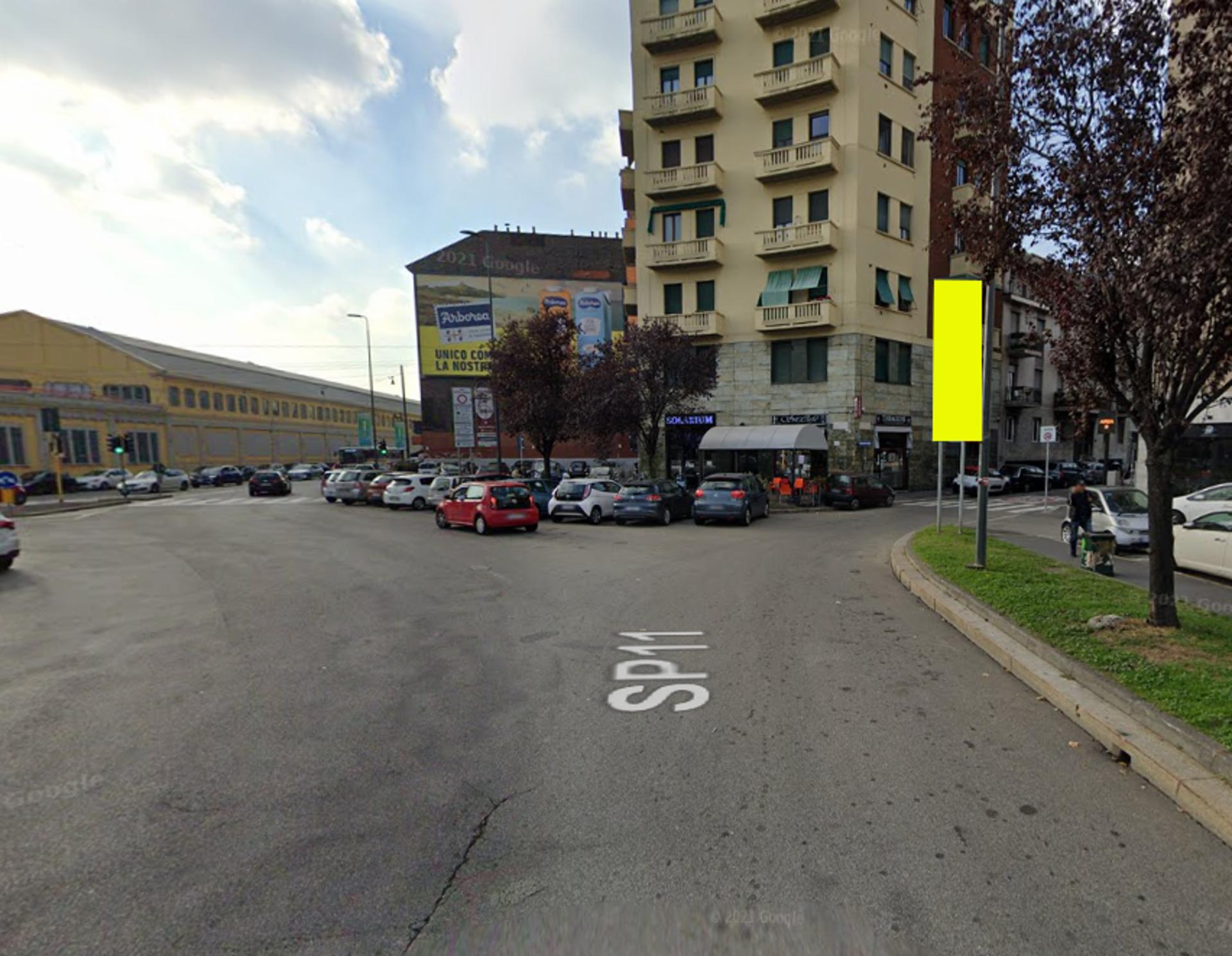 Impianto VERTICAL BANNER a Milano, in zona In's Mercato