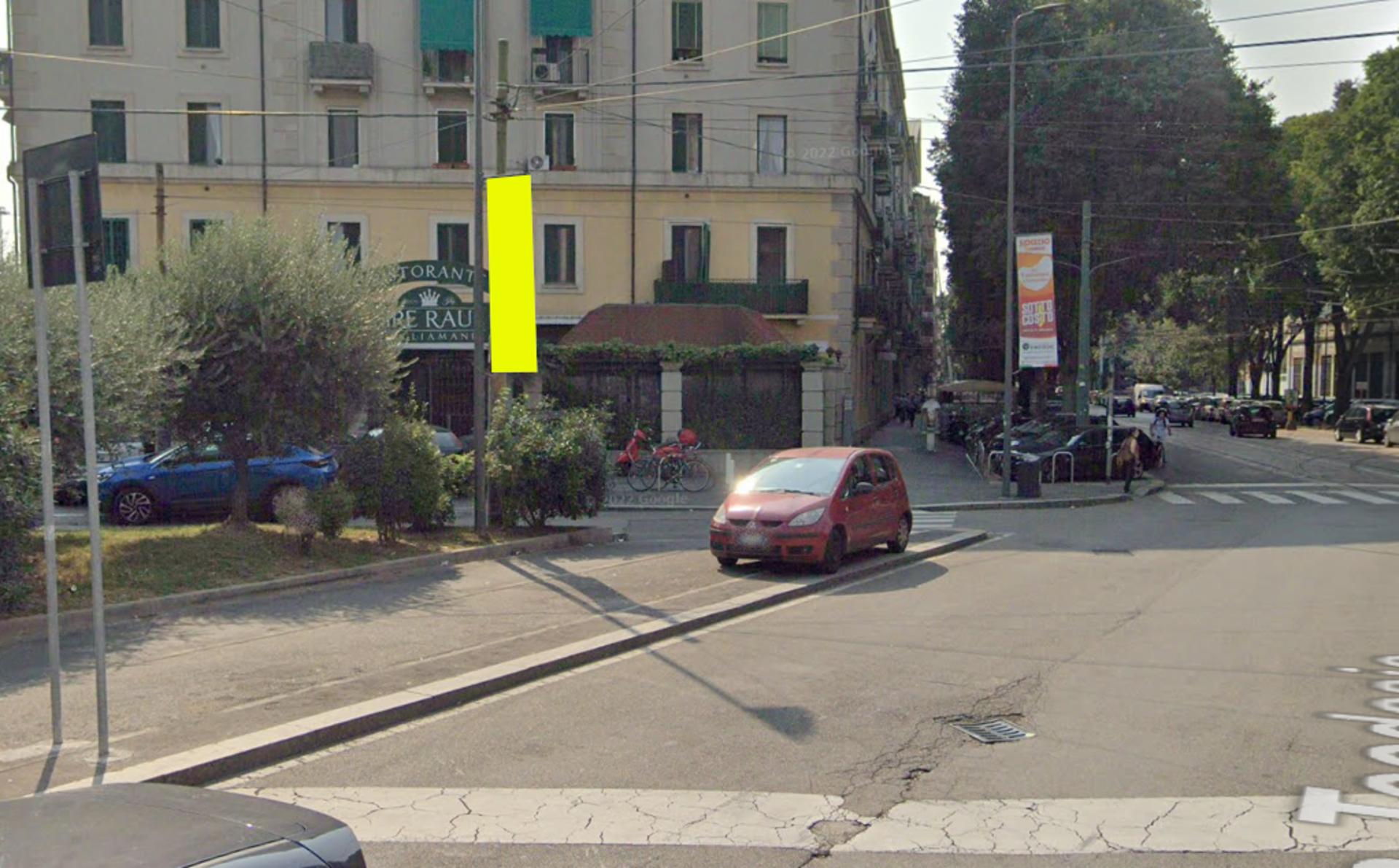 Impianto VERTICAL BANNER a Milano, in zona In's Mercato