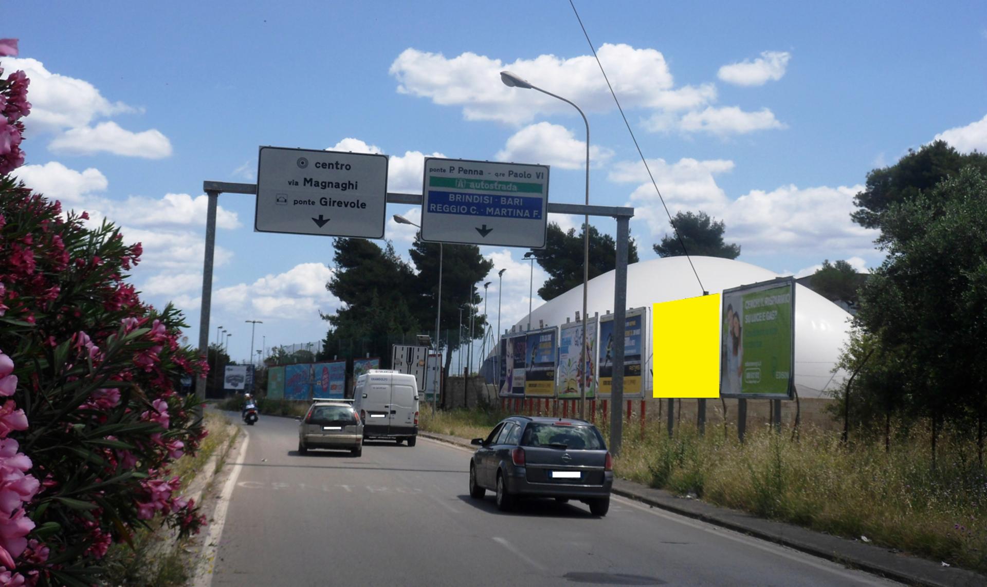 Impianto 6 X 3 a Taranto, in zona Modesto - Negozio ambulante indumenti usati