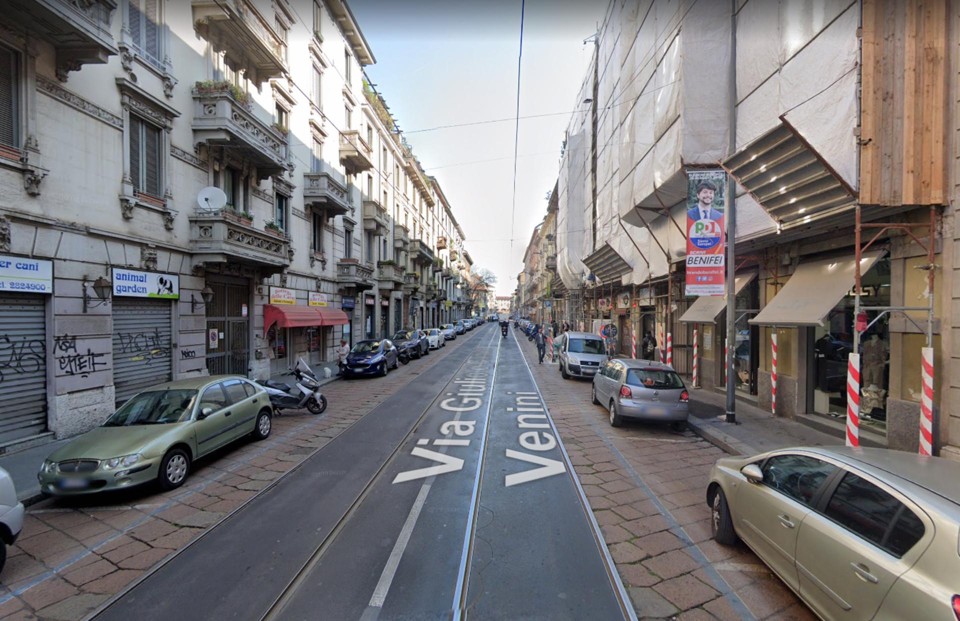 Impianto VERTICAL BANNER a Milano, in zona Lussy