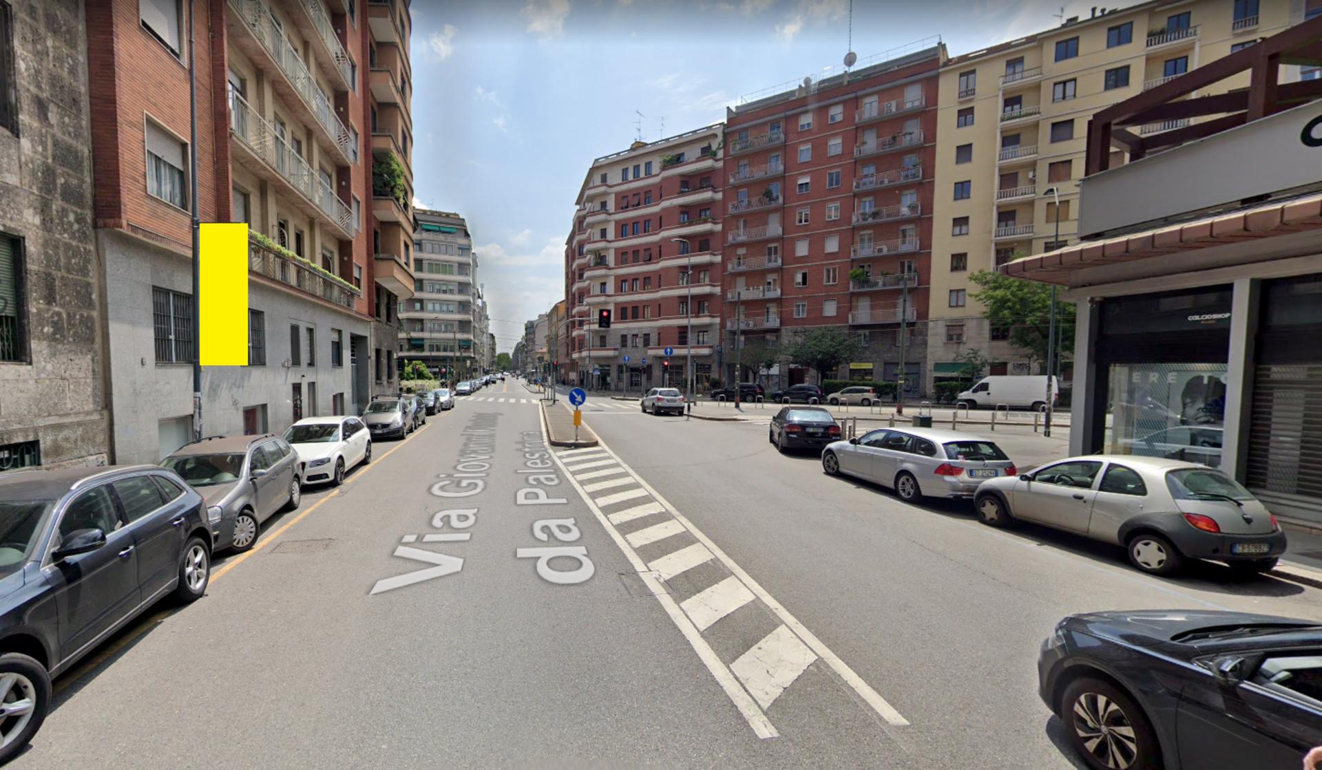 Impianto VERTICAL BANNER a Milano, in zona Calcio Shop Milano