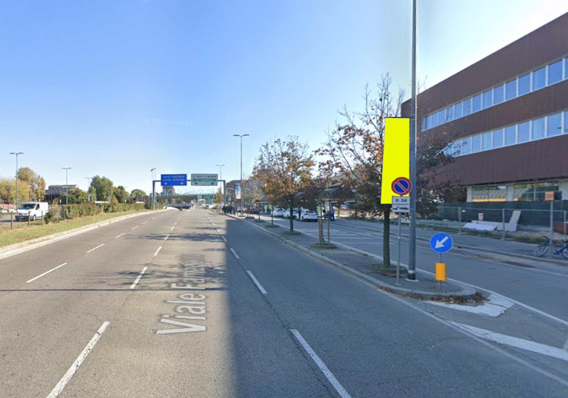 Impianto VERTICAL BANNER a Milano, in zona Bar Atlantic
