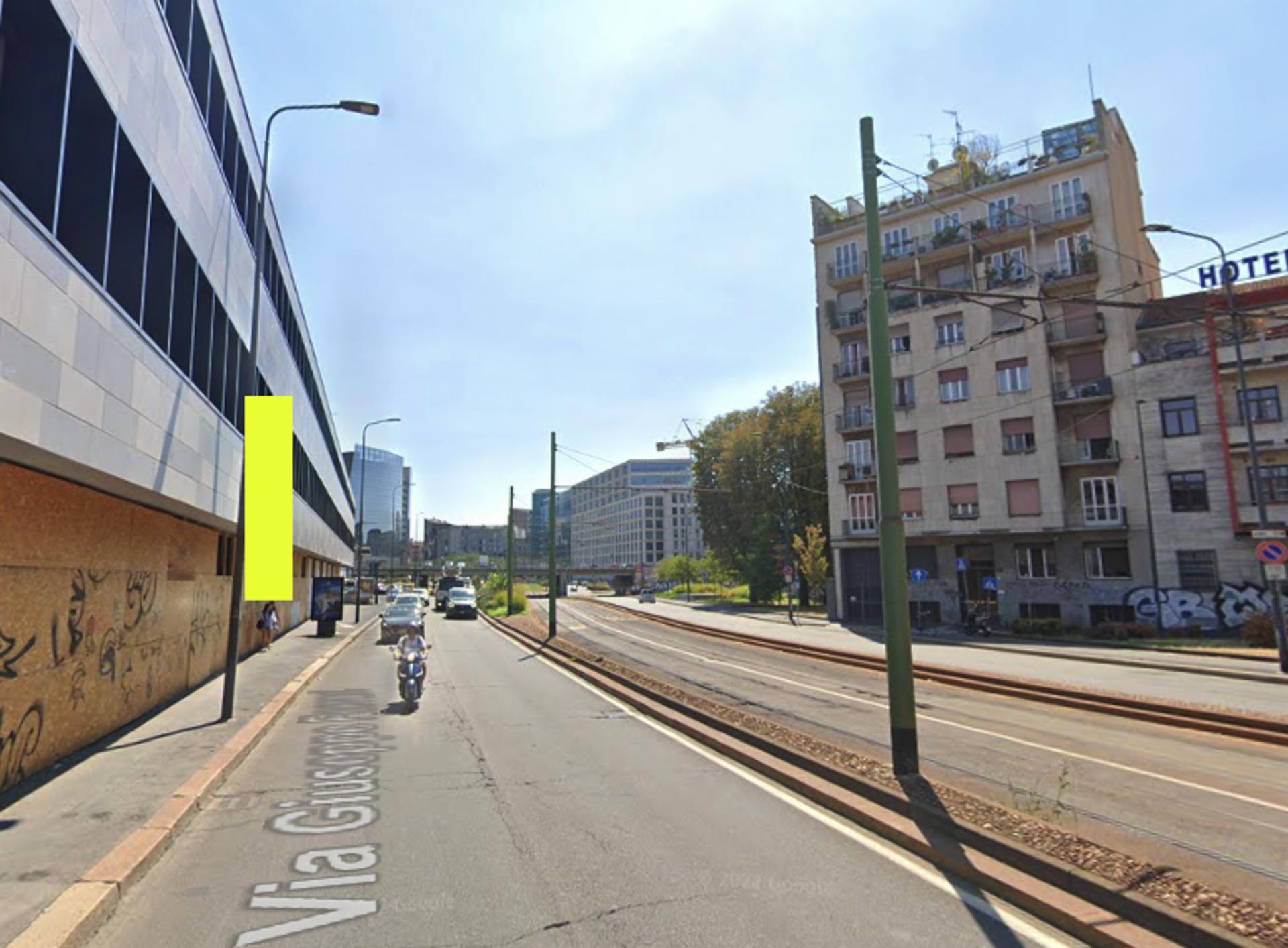 Impianto VERTICAL BANNER a Milano, in zona 10 Corso Como
