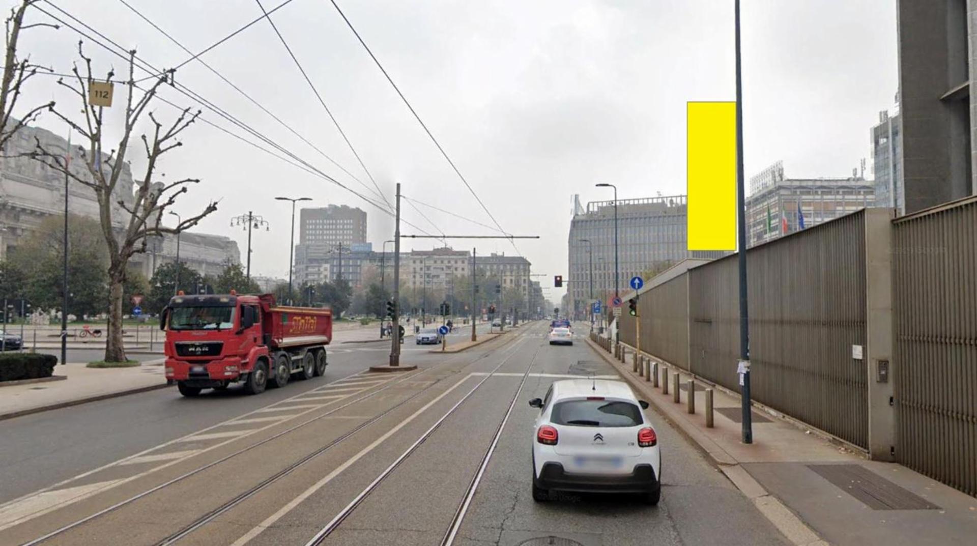 Impianto VERTICAL BANNER a Milano, in zona Aldi