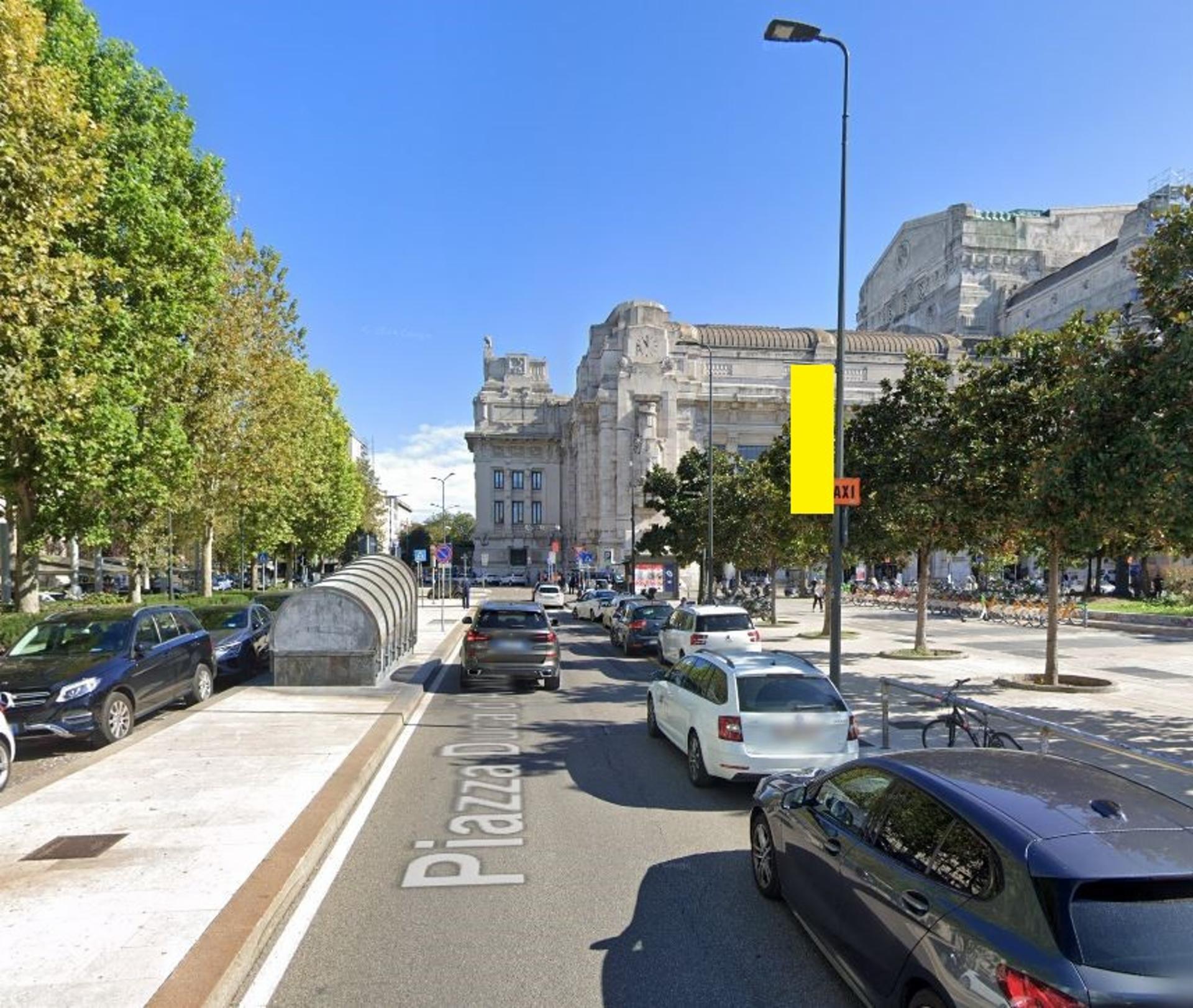 Impianto VERTICAL BANNER a Milano, in zona Pascucci