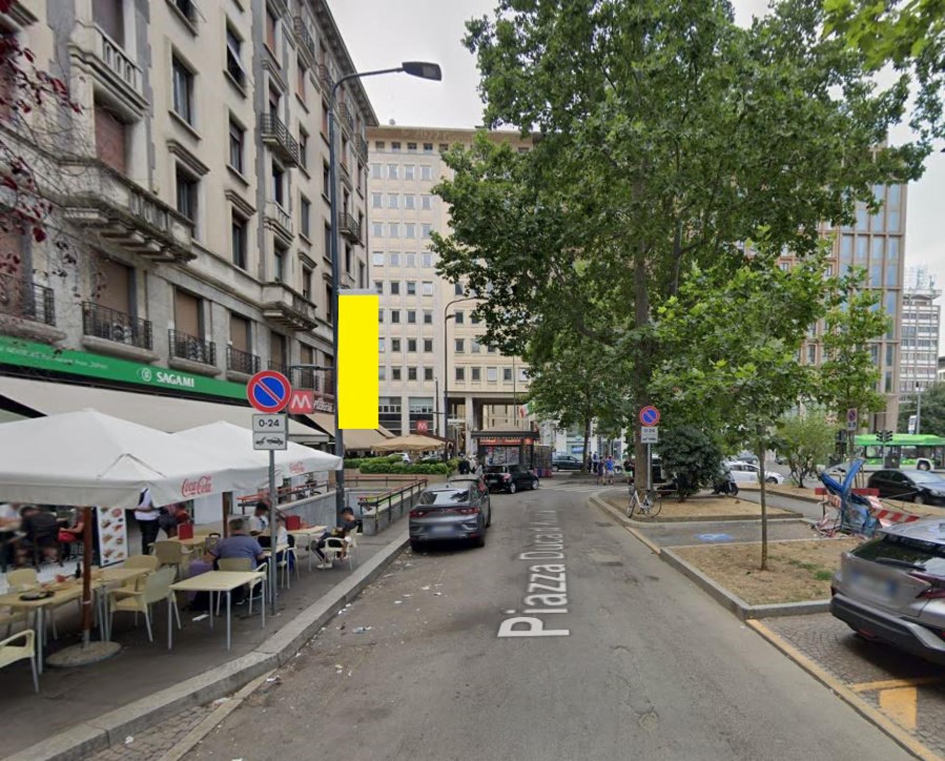Impianto VERTICAL BANNER a Milano, in zona Bardelli di Crivelli