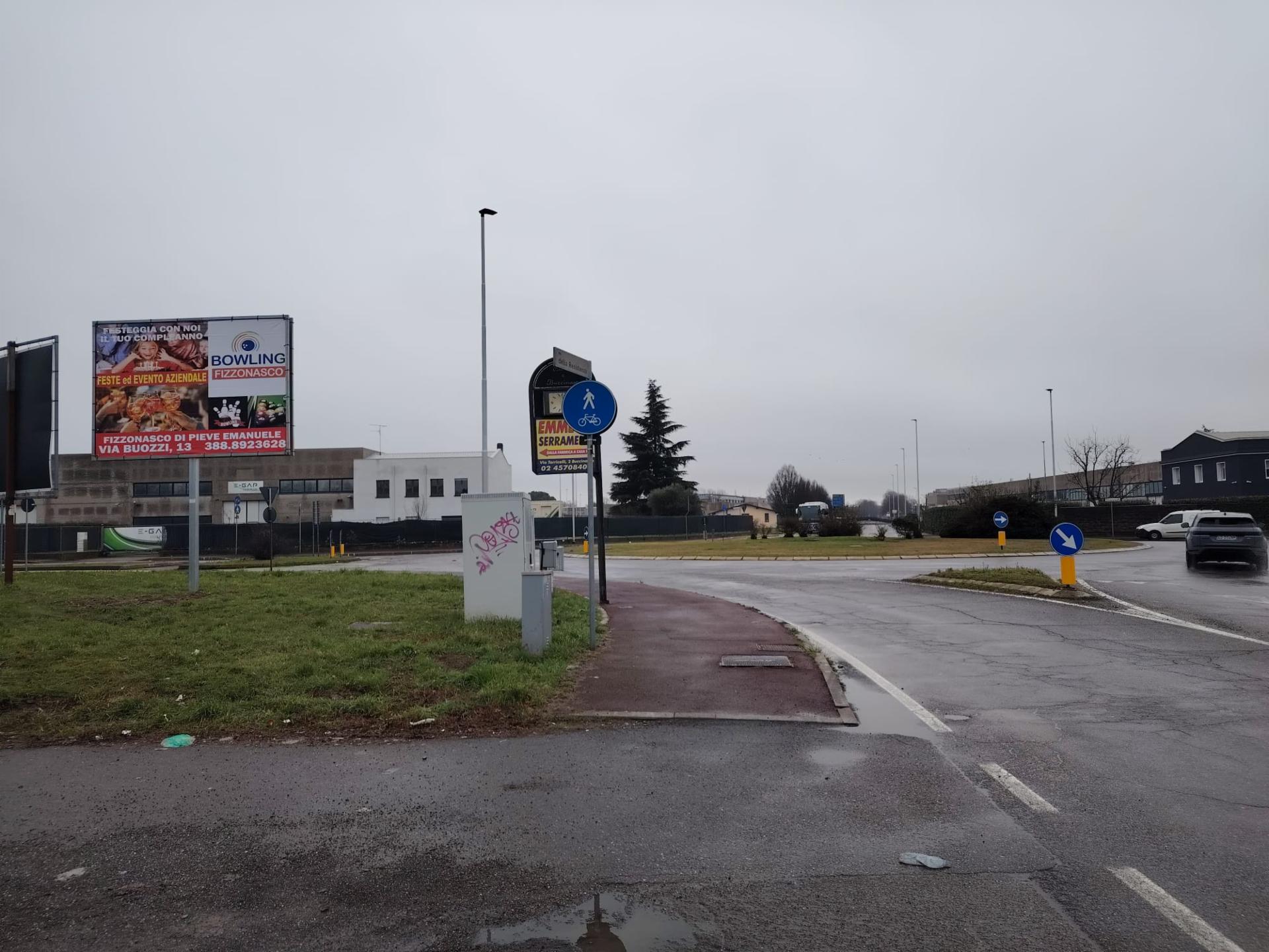 Impianto a Via Della Resistenza 20 mt prima  Via Meucci lato sx dir. Assago  Buccinasco
