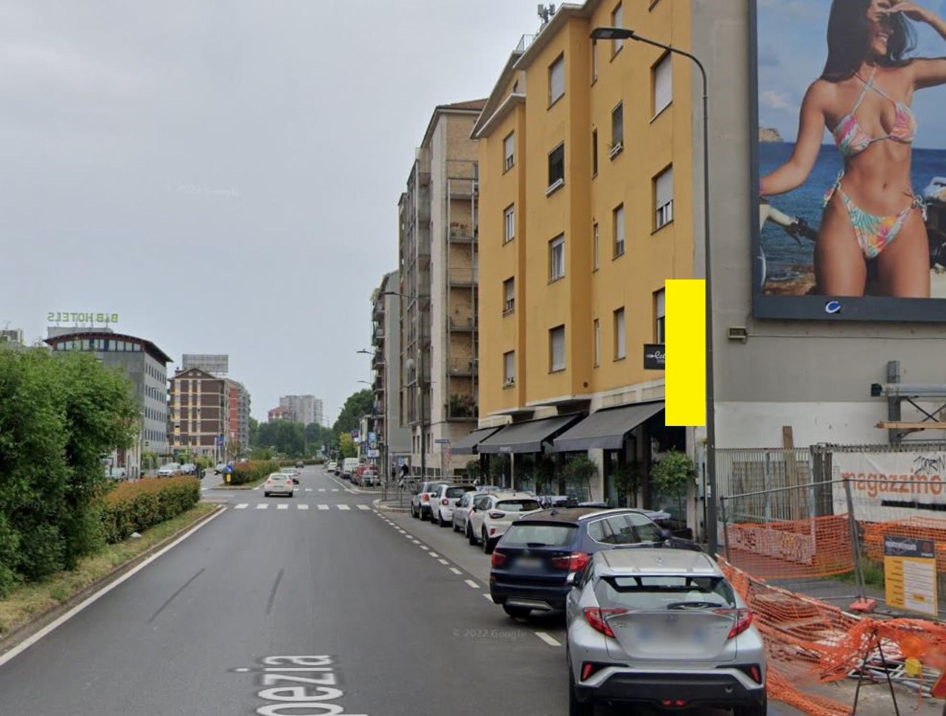 Impianto VERTICAL BANNER a Milano, in zona Biscottino Officina dei Sapori