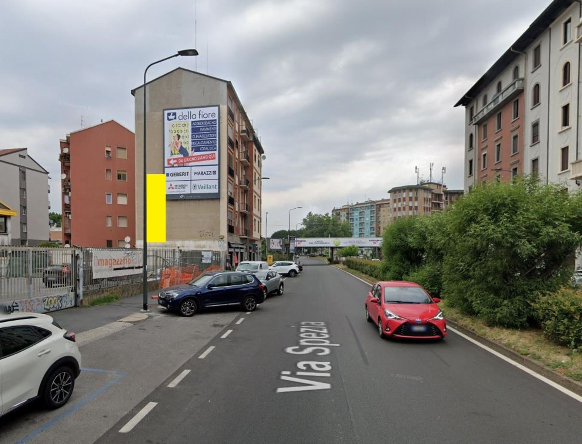 Impianto VERTICAL BANNER a Milano, in zona Biscottino Officina dei Sapori