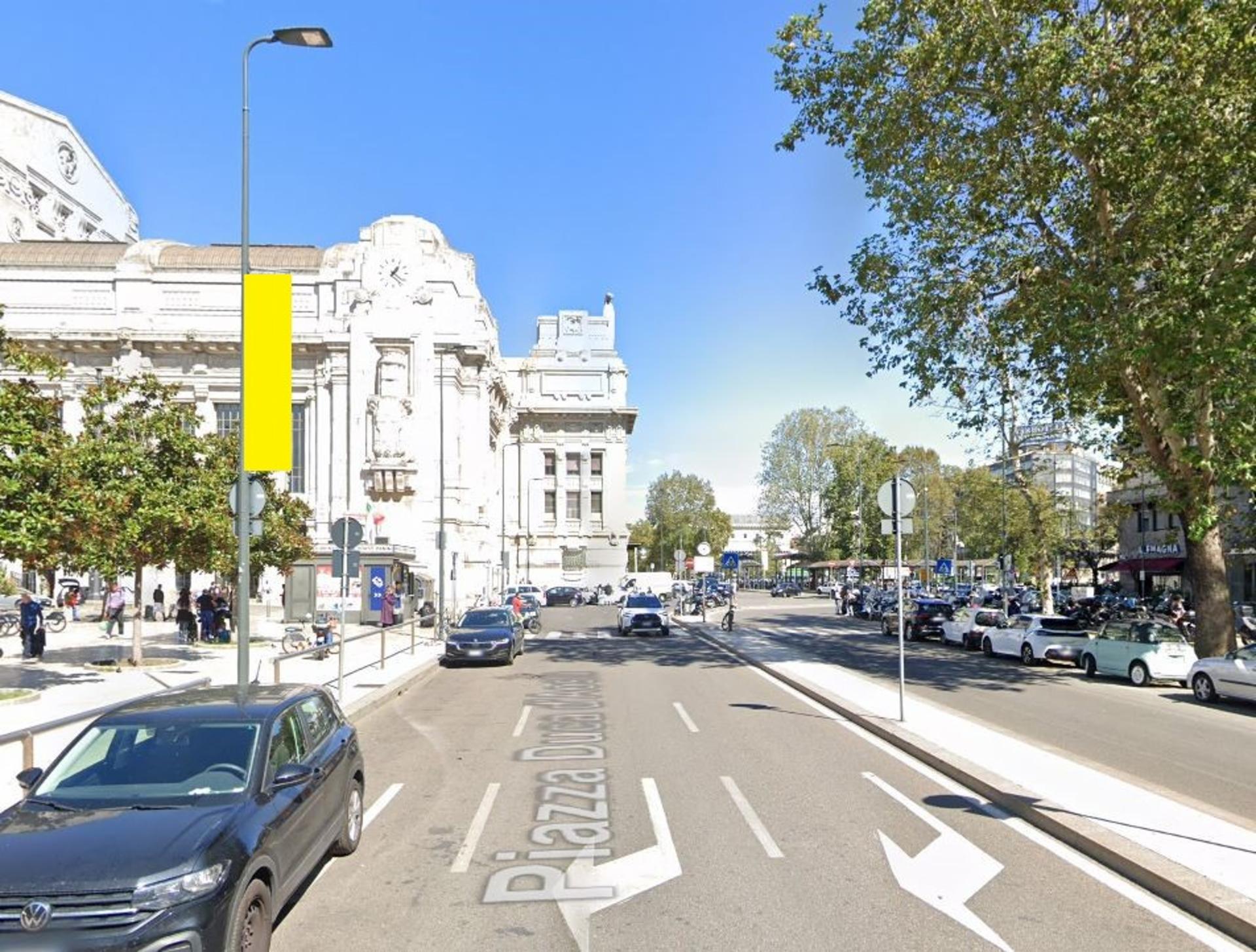 Impianto VERTICAL BANNER a Milano, in zona Nike